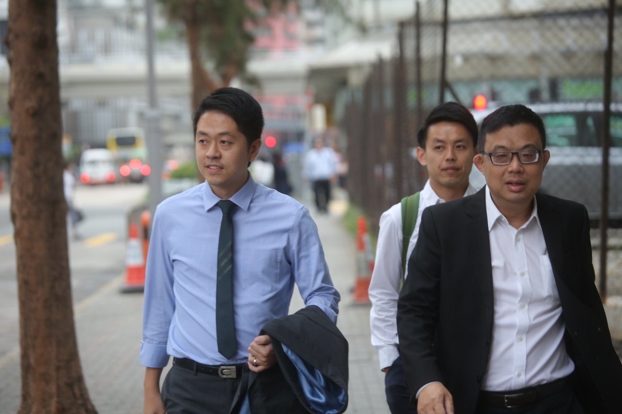 許智峯在黨友涂謹申陪同下，到東區法院應訊。(林若勤攝)