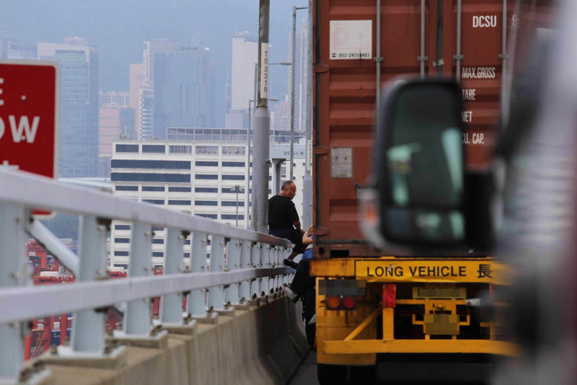 余先生當日危坐昂船洲大橋欄杆,控訴被財務公司迫上絕路。(資料圖片)