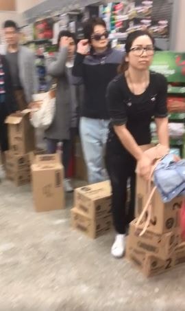 日前有網民在墨爾本一間超市沃爾沃斯分店，發現約有50名操普通話的客人狂掃配方奶粉。（網上短片截圖）