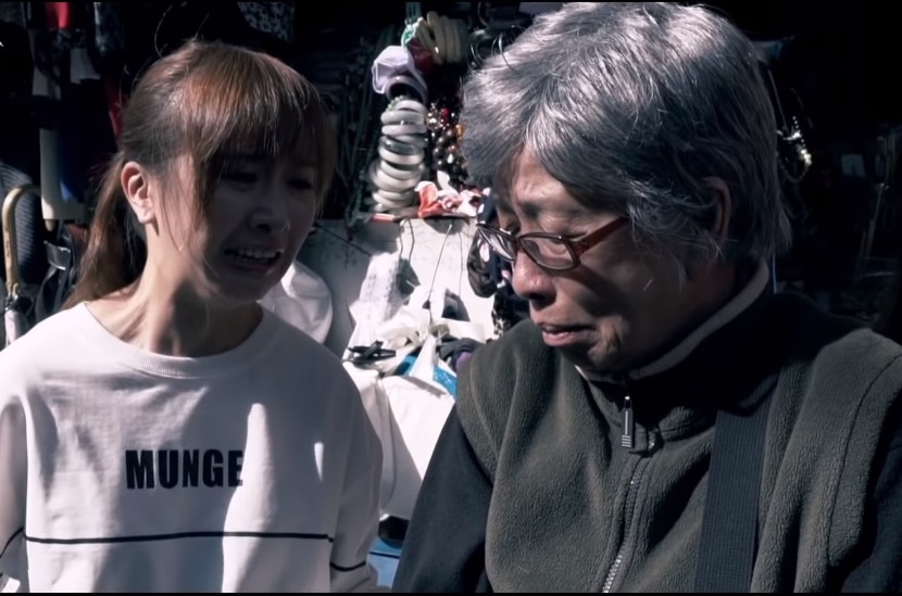 藝人安采妮(左)主演的香港首部動保電影《毛俠》近日上映。(《毛俠》劇照) 藝人安采妮(左)主演的香港首部動保電影《毛俠》近日上映。(《毛俠》劇照)