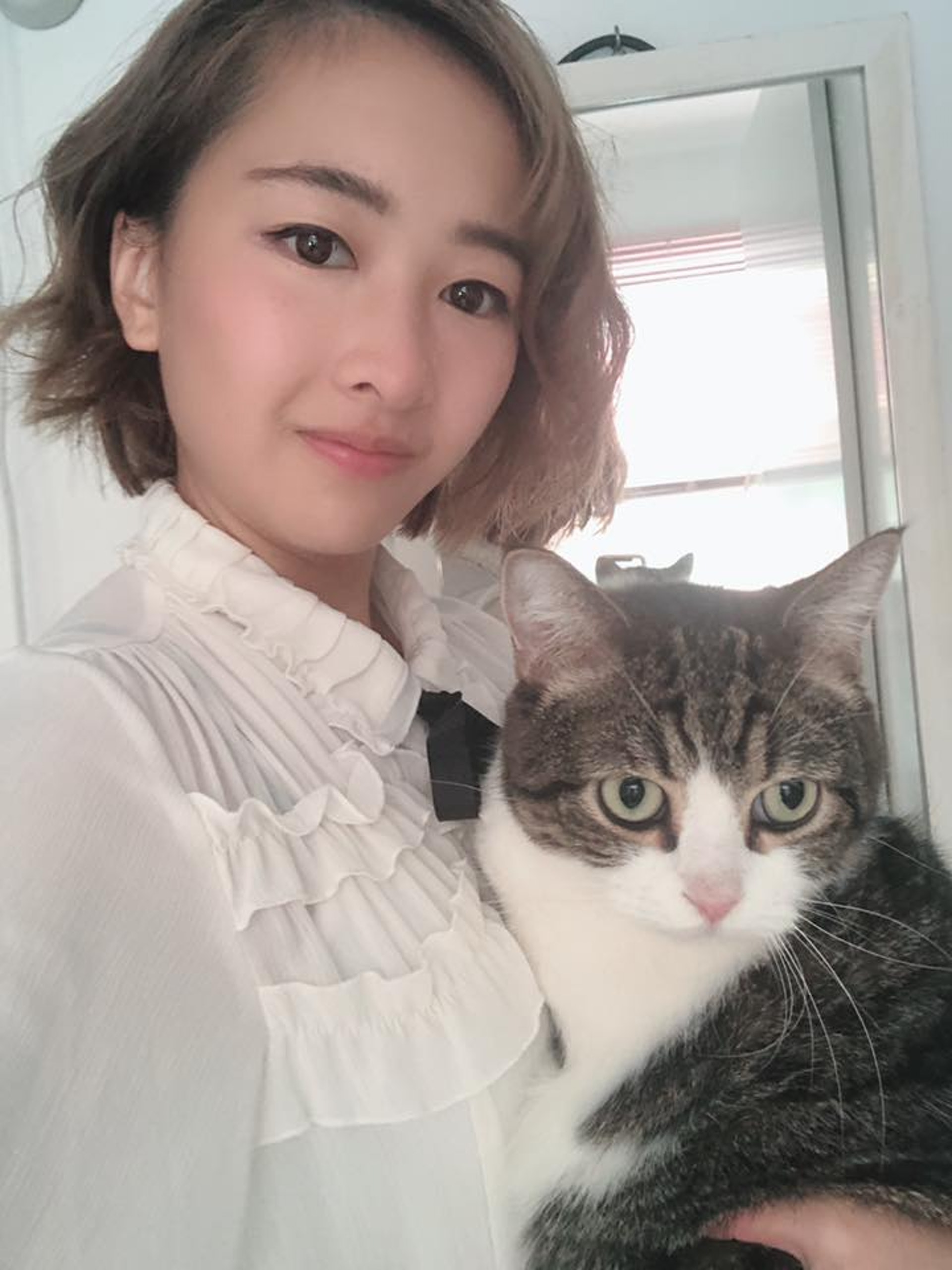 藝人安采妮主演的香港首部動保電影《毛俠》近日上映,她除了愛狗之外,其實也很喜歡親近其他小動物。(fb「安采妮CharlieOn」照片) 藝人安采妮主演的香港首部動保電影《毛俠》近日上映,她除了愛狗之外,其實也很喜歡親近其他小動物。(fb「安采妮CharlieOn」照片)