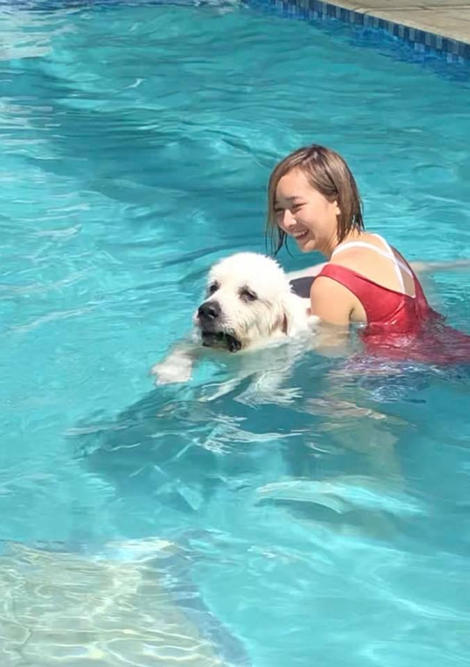 藝人安采妮主演的香港首部動保電影《毛俠》近日上映,她本身也是愛狗之人,不時貼出與愛犬合照。(fb「安采妮CharlieOn」照片) 藝人安采妮主演的香港首部動保電影《毛俠》近日上映,她本身也是愛狗之人,不時貼出與愛犬合照。(fb「安采妮CharlieOn」照片)