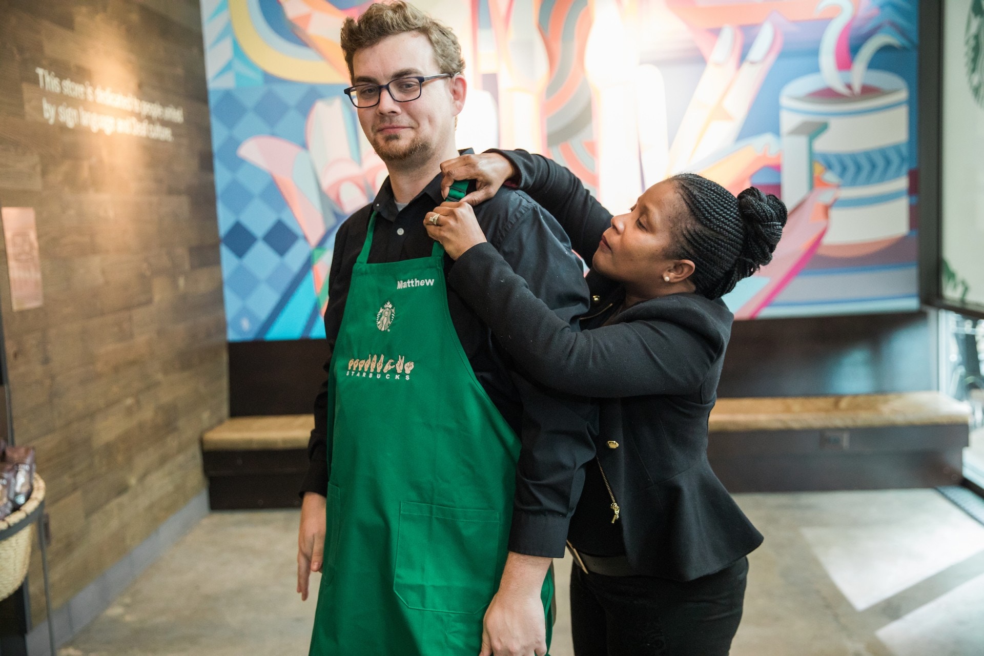 店舖聘請的25名員工全為聽障人士，當中有員工為完全聽障或部份聽力受損，他們會佩戴寫有「I Sign」字樣的扣針，代表能以美國手語（ASL）溝通。（Starbucks網站圖片）