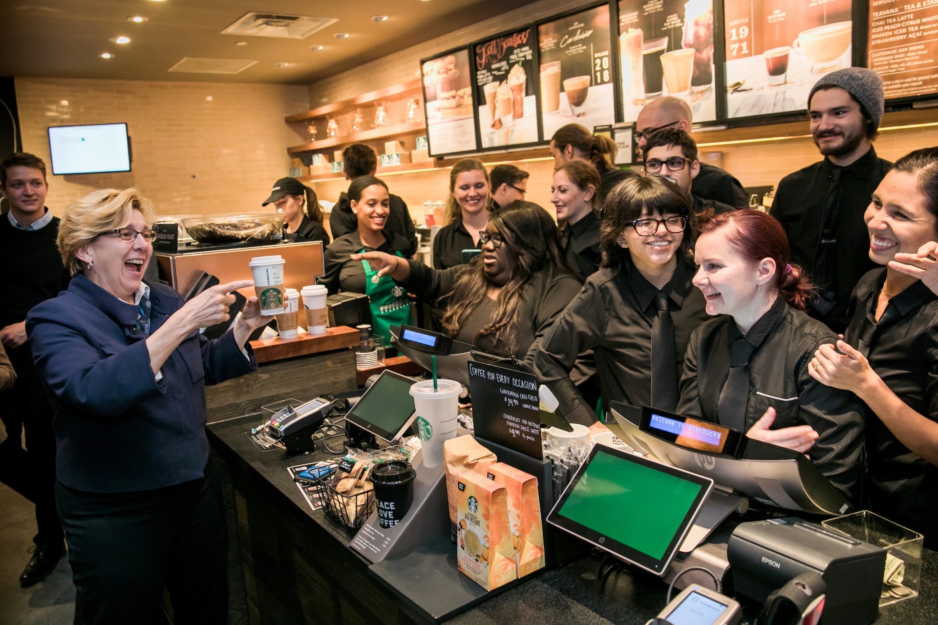 店舖聘請的25名員工全為聽障人士，當中有員工為完全聽障或部份聽力受損，他們會佩戴寫有「I Sign」字樣的扣針，代表能以美國手語（ASL）溝通。（Starbucks網站圖片）