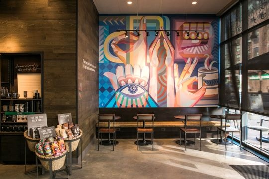 手語分店的裝修及產品設計以聾人文化為主題，店內有由聾人藝術家設計的咖啡杯出售，亦放有由聾人藝術家創作的壁畫。（Starbucks網站圖片）