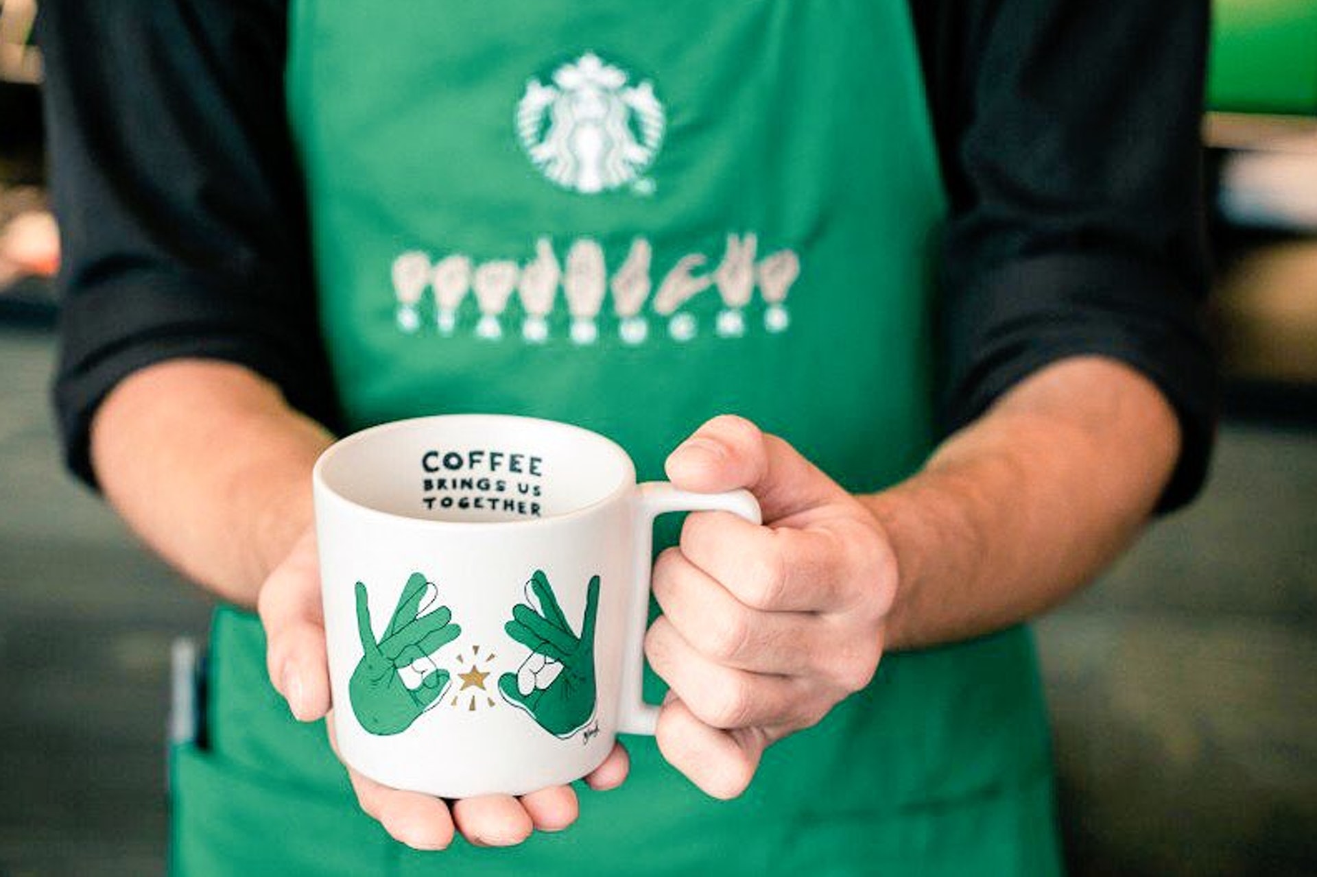 手語分店的裝修及產品設計以聾人文化為主題,店內有由聾人藝術家設計的咖啡杯出售,亦放有由聾人藝術家創作的壁畫。(Starbucks網站圖片) 手語分店的裝修及產品設計以聾人文化為主題,店內有由聾人藝術家設計的咖啡杯出售,亦放有由聾人藝術家創作的壁畫。(Starbucks網站圖片)