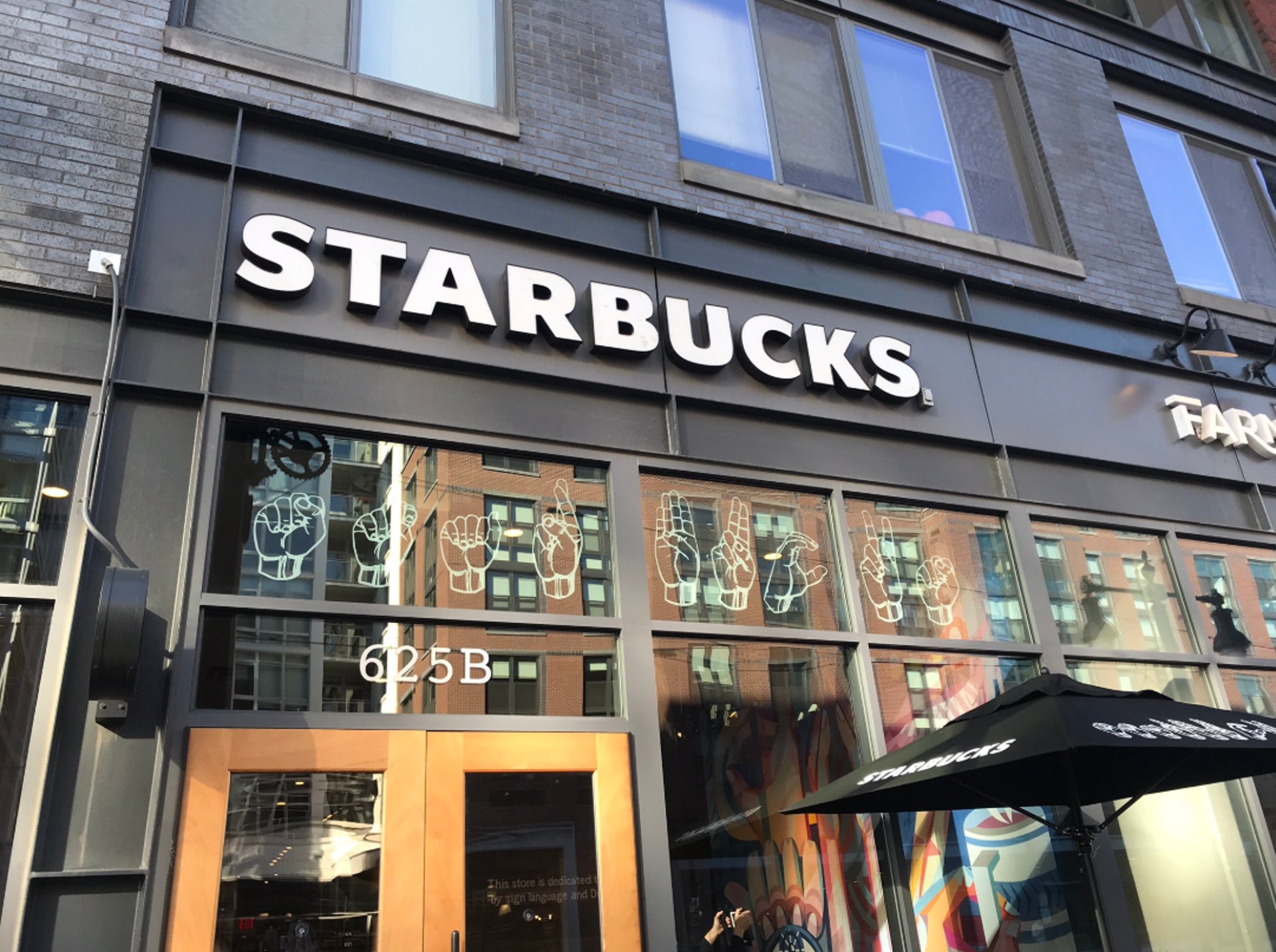 手語分店的裝修及產品設計以聾人文化為主題,店內有由聾人藝術家設計的咖啡杯出售,亦放有由聾人藝術家創作的壁畫。(Starbucks網站圖片) 手語分店的裝修及產品設計以聾人文化為主題,店內有由聾人藝術家設計的咖啡杯出售,亦放有由聾人藝術家創作的壁畫。(Starbucks網站圖片)