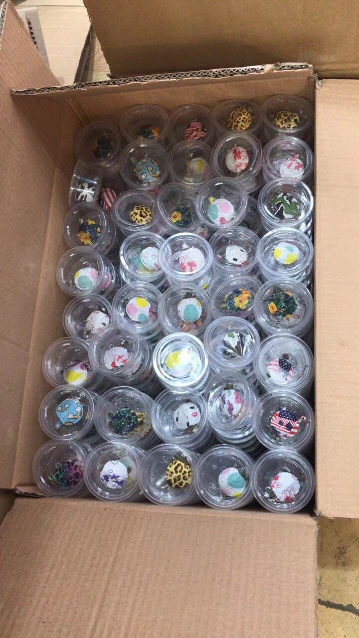 一隻隻活生生的烏龜被裝在圓形膠盒內,背部被人用顏料畫上色彩斑斕的圖案。(網上圖片) 一隻隻活生生的烏龜被裝在圓形膠盒內,背部被人用顏料畫上色彩斑斕的圖案。(網上圖片)