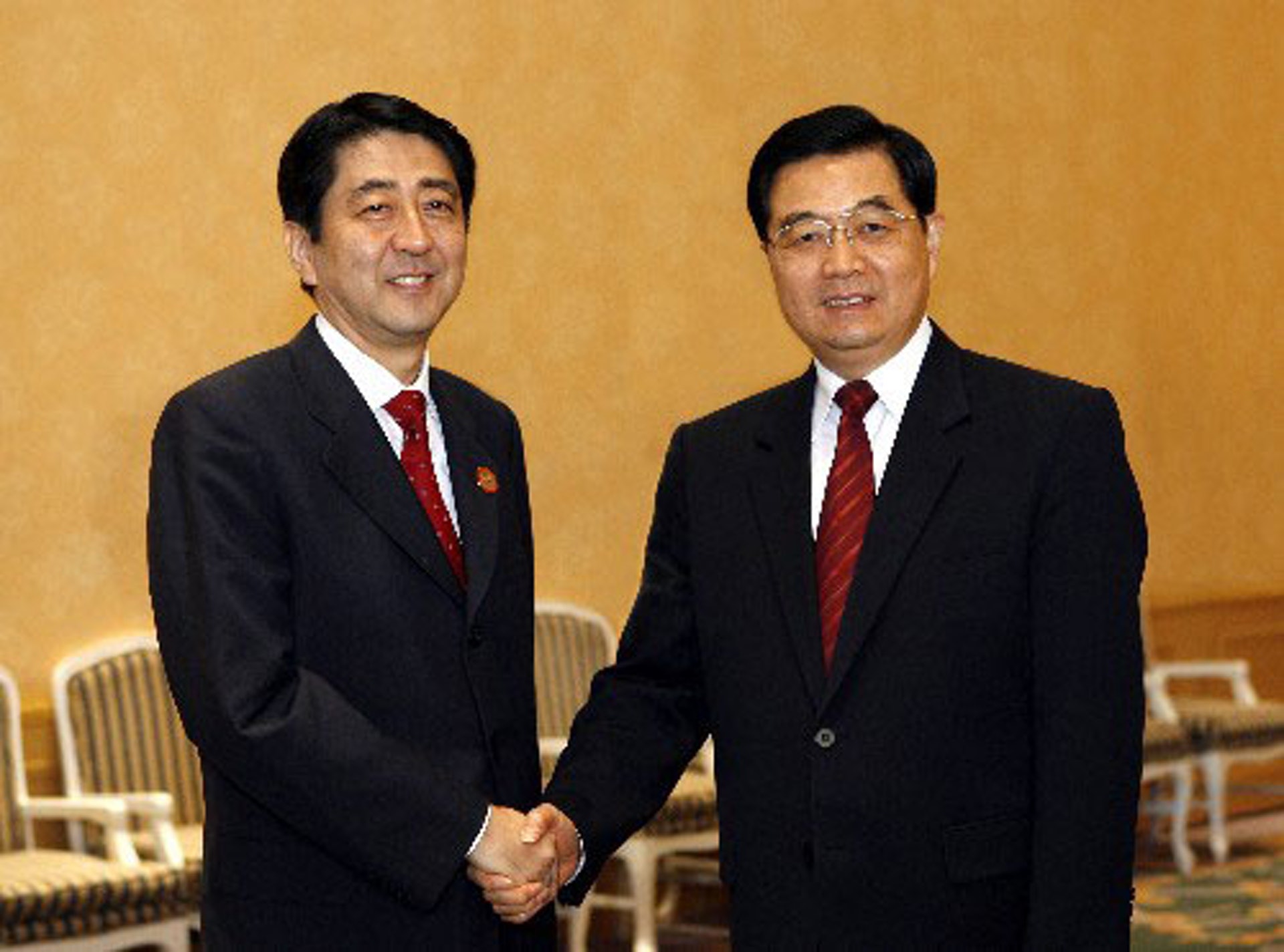 2006年11月,時任國家主席胡錦濤與安倍晉三越南河內亞太經合組織第十四次領導人非正式會議上會晤。(資料圖片) 2006年11月,時任國家主席胡錦濤與安倍晉三越南河內亞太經合組織第十四次領導人非正式會議上會晤。(資料圖片)