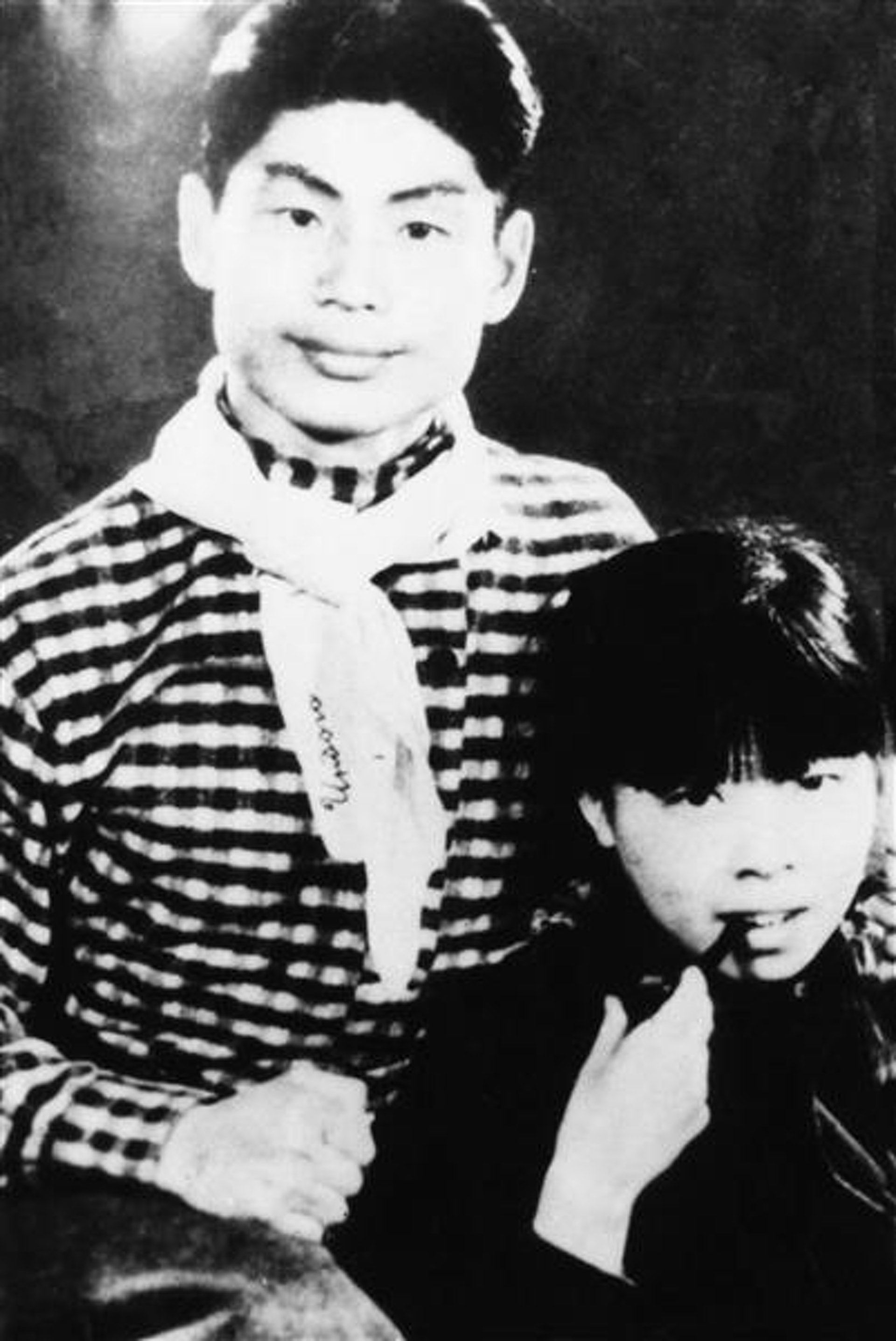 蕭紅給蕭軍: 「你是這世界上真正認識我和真正愛我的人!也正為了這樣,也是我自己痛苦的源泉,也是你的痛苦源泉。可是我們不能夠允許痛苦永久地齧咬我們,所以要尋求各種解決的法子。」(網上圖片) 蕭紅給蕭軍: 「你是這世界上真正認識我和真正愛我的人!也正為了這樣,也是我自己痛苦的源泉,也是你的痛苦源泉。可是我們不能夠允許痛苦永久地齧咬我們,所以要尋求各種解決的法子。」(網上圖片)