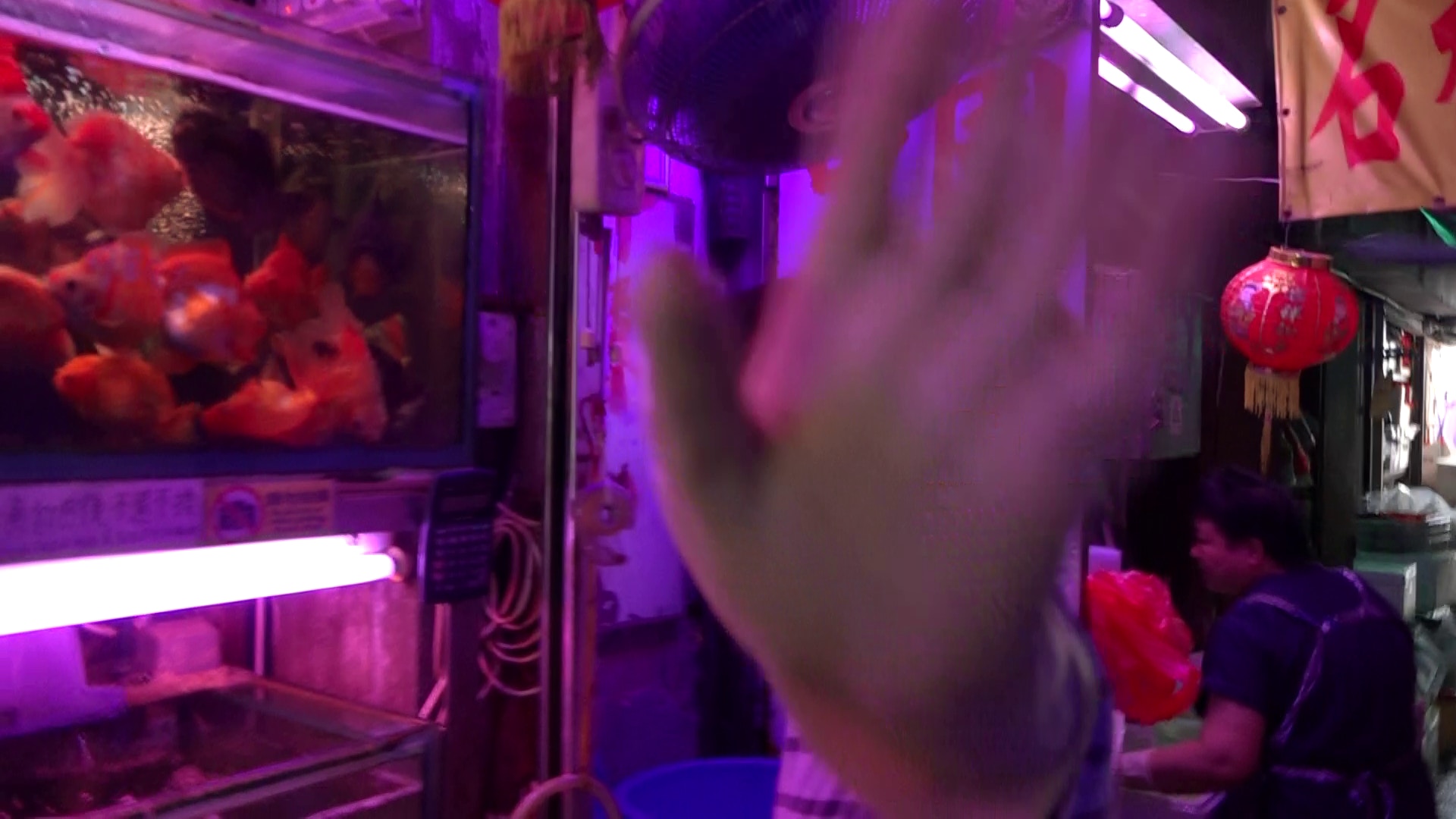 記者表明身份後,該名店員隨即大發脾氣,並伸手阻擋攝影師拍攝。 記者表明身份後,該名店員隨即大發脾氣,並伸手阻擋攝影師拍攝。