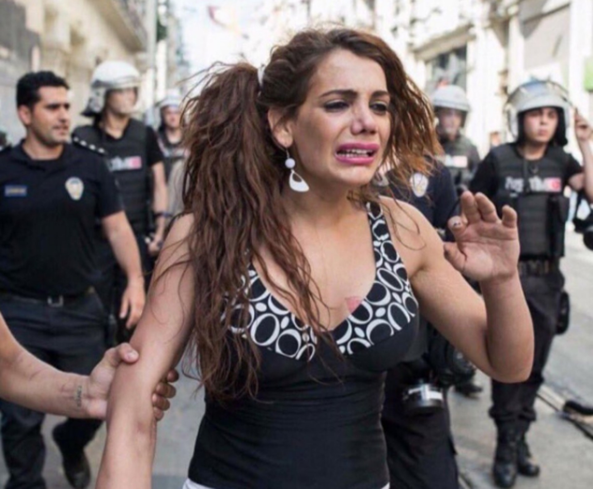 Hande Kader為土耳其同志界熟悉,她在2015年土耳其警方武力鎮壓同志遊行時,坐在最前方擋水砲。(網上圖片) Hande Kader為土耳其同志界熟悉,她在2015年土耳其警方武力鎮壓同志遊行時,坐在最前方擋水砲。(網上圖片)
