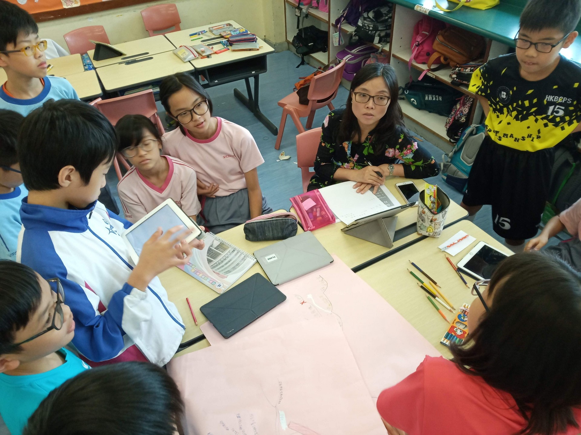 小組熱烈討論。(香港浸信會聯會小學圖片) 小組熱烈討論。(香港浸信會聯會小學圖片)