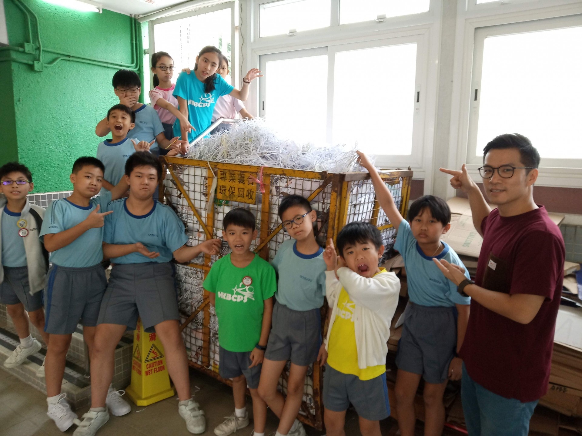「智」在救廢 - 要想辦法救救這堆廢紙了。(香港浸信會聯會小學圖片) 「智」在救廢 - 要想辦法救救這堆廢紙了。(香港浸信會聯會小學圖片)