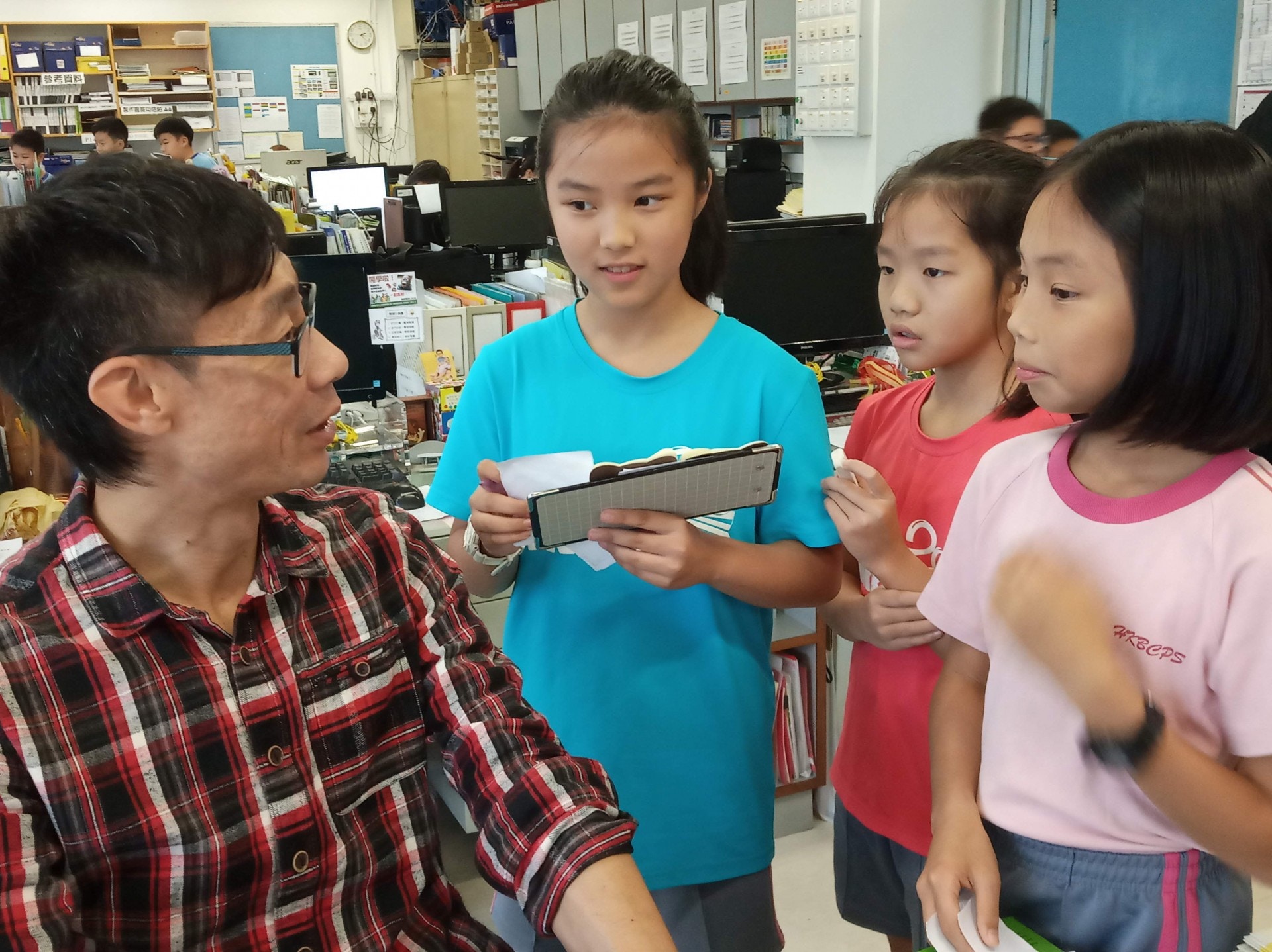 教師伴侶 - 訪問教師，了解需要 。(香港浸信會聯會小學圖片)