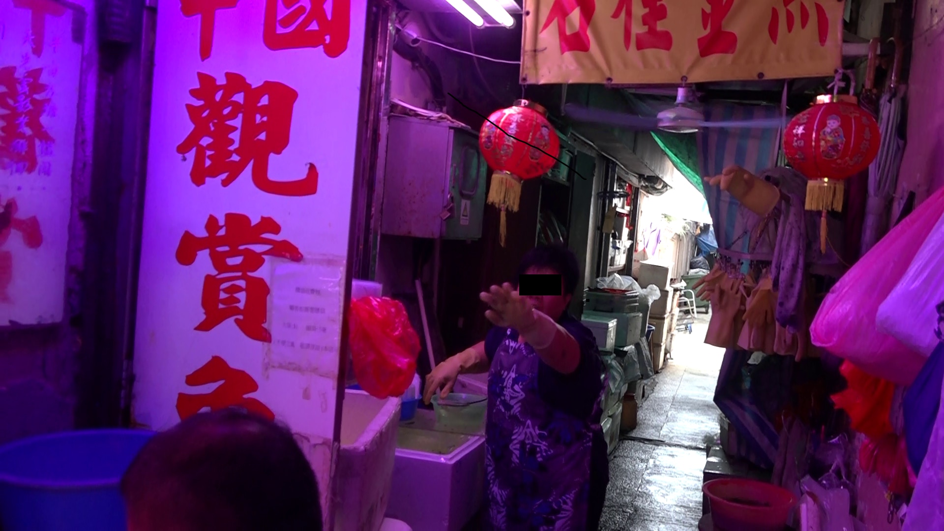 該金魚舖的女店員得知記者身份後即不作回應。 該金魚舖的女店員得知記者身份後即不作回應。