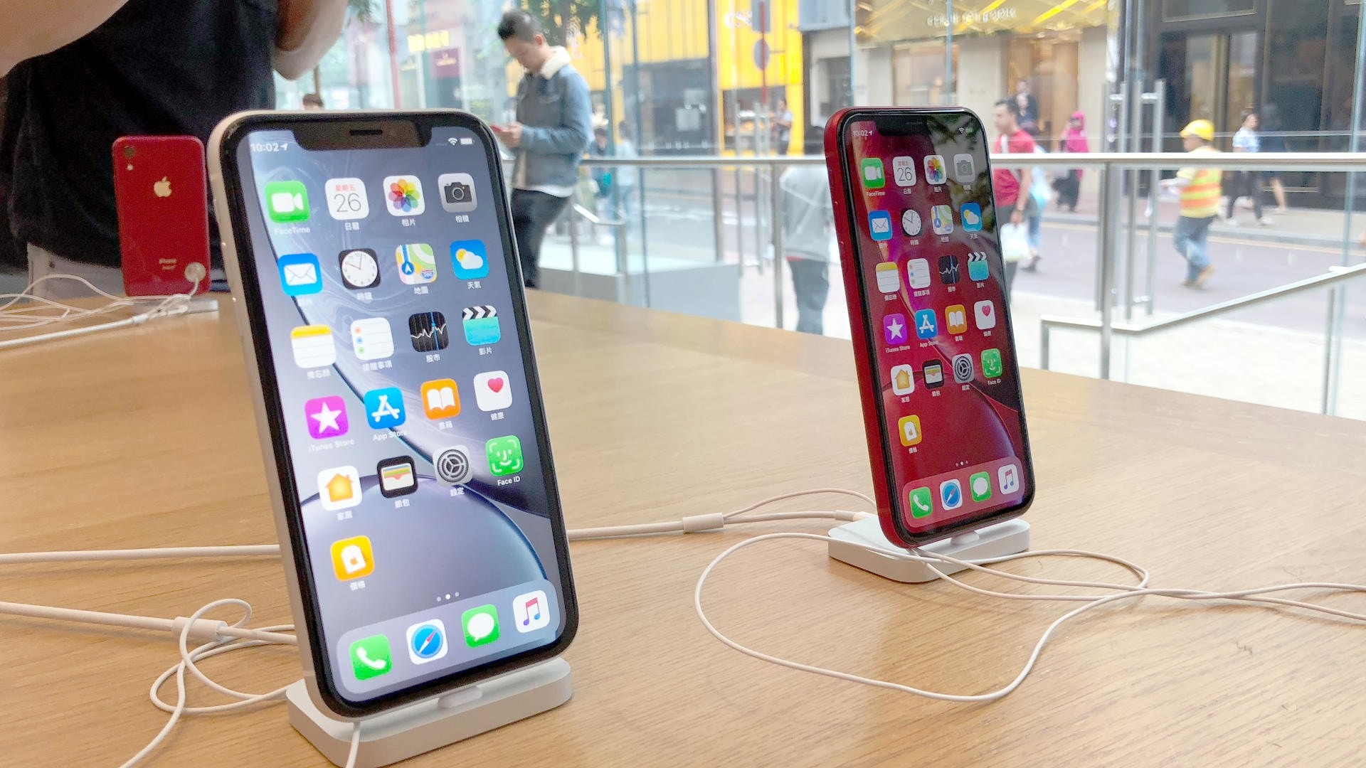 iPhone XR 今日正式在 Apple HK 開賣。（區慶威攝）