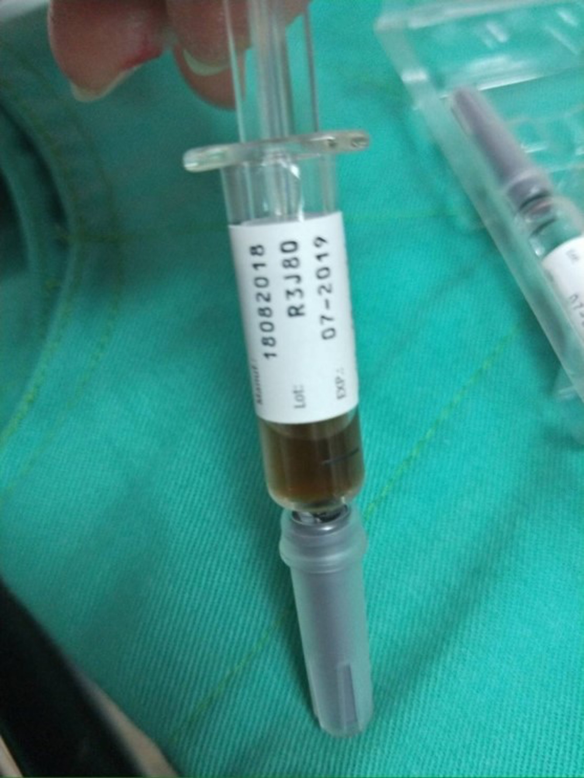 應是無色透明的疫苗被發現呈咖啡色。(疾管署提供) 應是無色透明的疫苗被發現呈咖啡色。(疾管署提供)