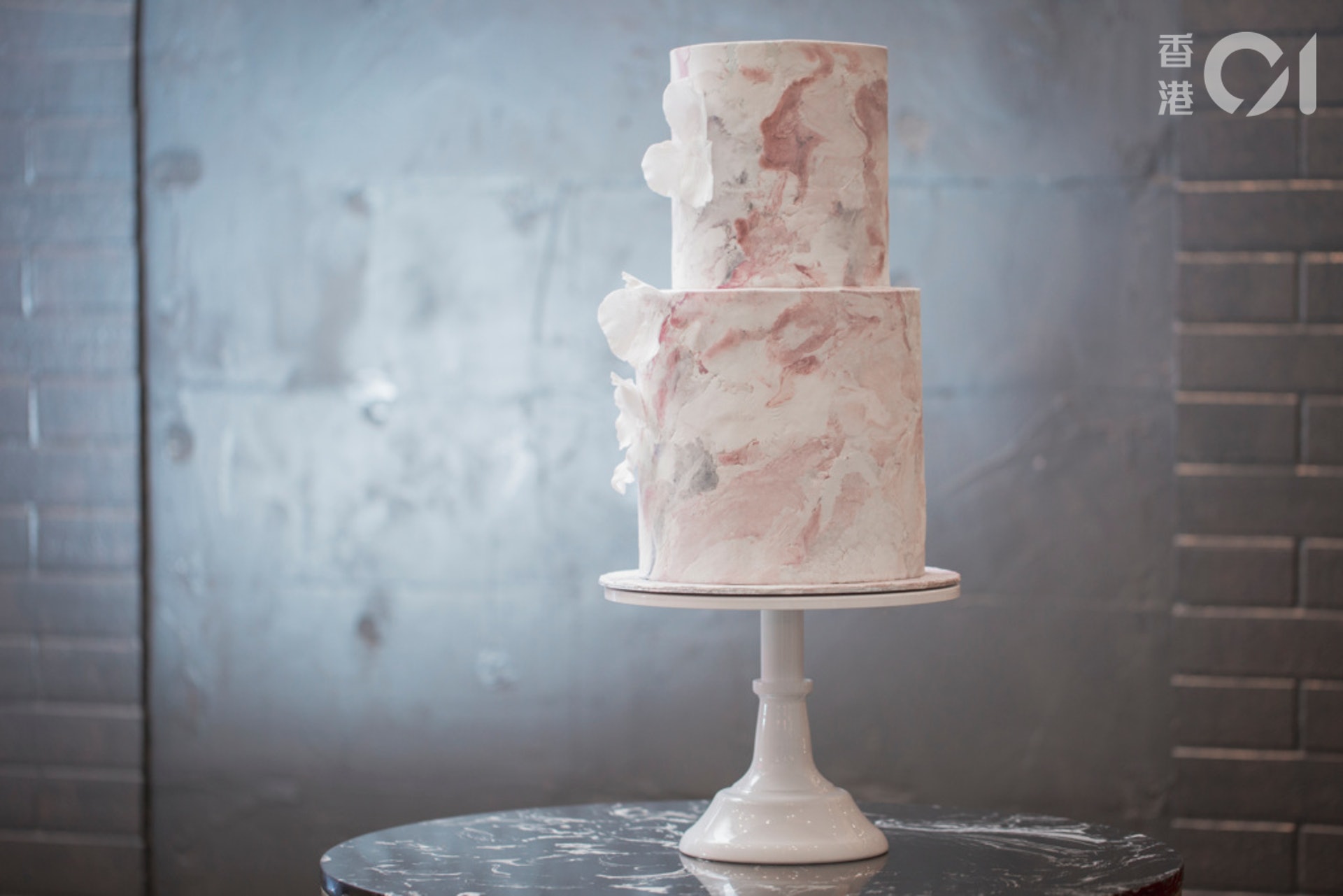另一款與黑色一對的白色雲石蛋糕，是Manci的第二件作品，名叫《White Palace》。同樣是結婚蛋糕，今次以白雲石為概念，象徵堅不可摧。