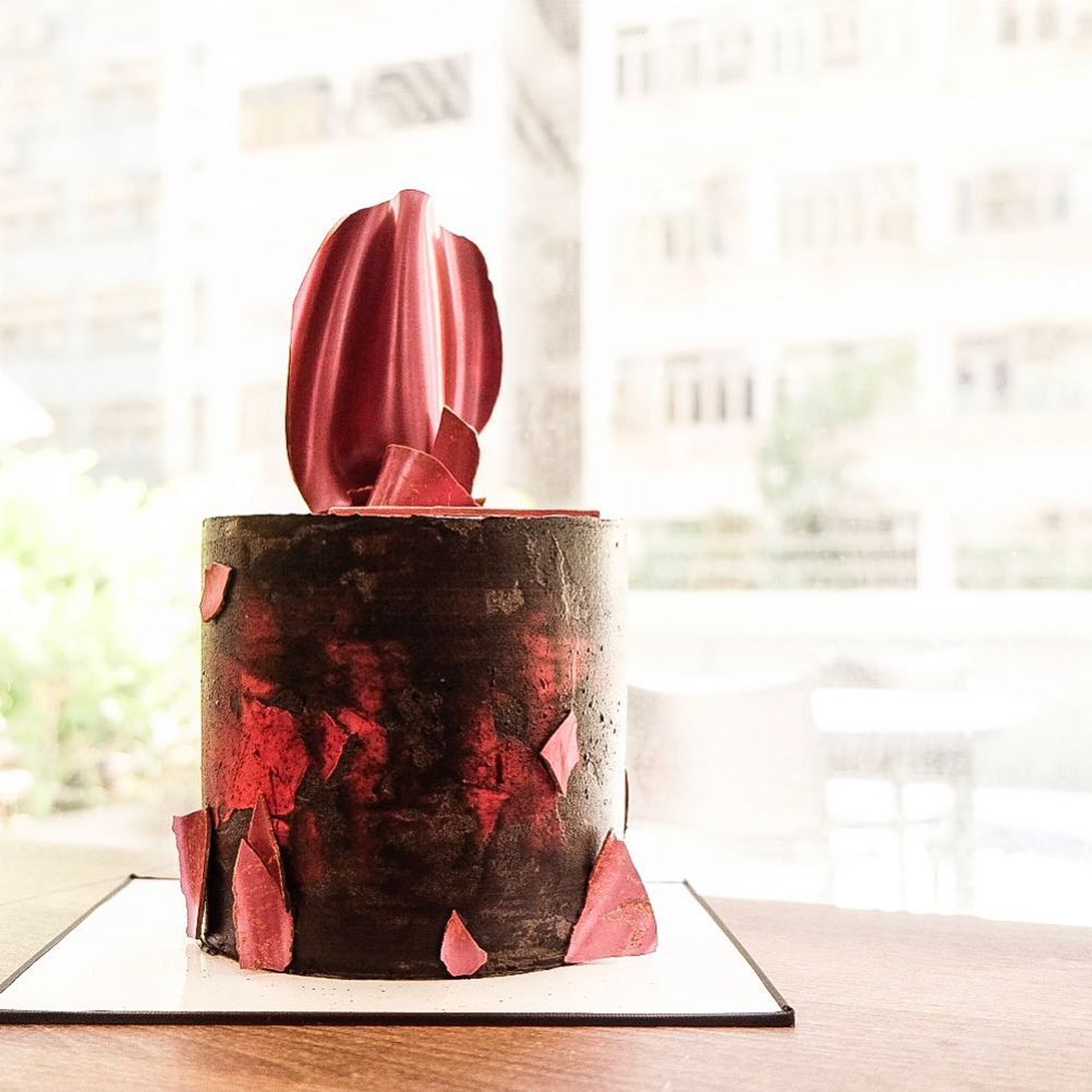 紅黑主調的比利時朱古力蛋糕。 （圖片來源：m.patisserie.hk @ instagram）
