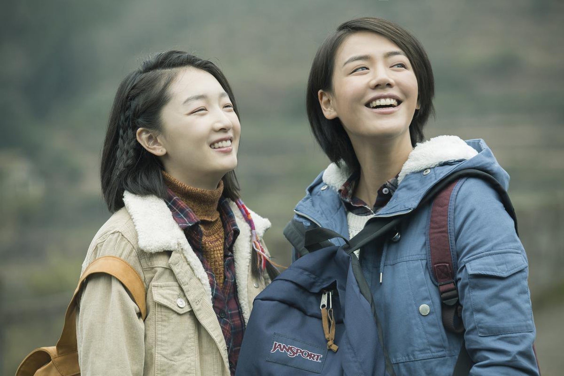 【1. 在校園找個屬於你們的「老地方」 】 作為大家的roommate， 通常都會有很多時間一起相處。 除了宿舍房間是你們的小天地， 你們還可以在校園找個「老地方」， 讓你們不必常常困在房間裡。 例如是校園裏的一張桌椅、 咖啡店或人流較少的地方等等， 讓你們有機會散散步， 在房間外喝杯飲品和聊聊天。（《七月與安生》劇照）