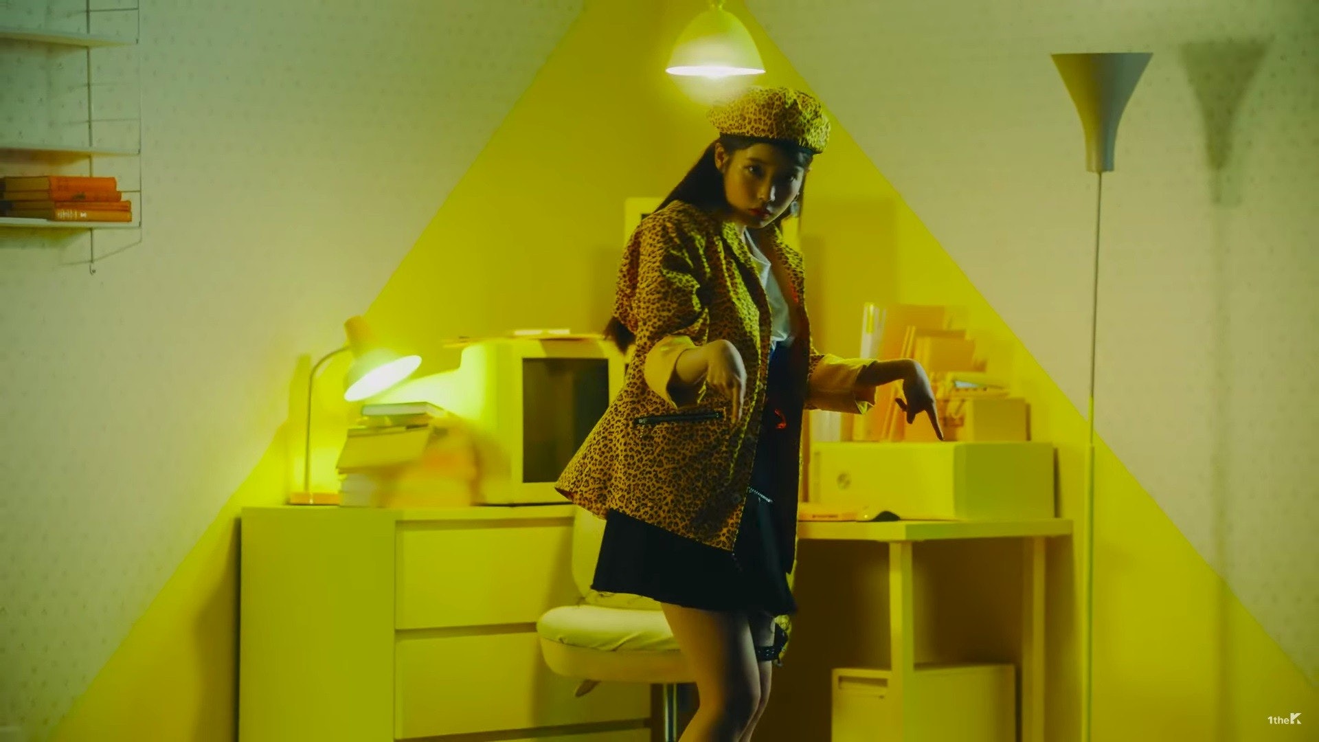 IU日前推出新歌《BBIBBI》,大談演藝行業的辛酸。(《BBIBBI》MV) IU日前推出新歌《BBIBBI》,大談演藝行業的辛酸。(《BBIBBI》MV)