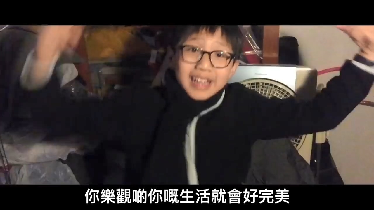 一名年僅13歲、就讀中二的Youtuber「雞丁」，憑著充滿少年純真又貼近生活的搞怪說唱，瞬間爆紅。（YouTube截圖）