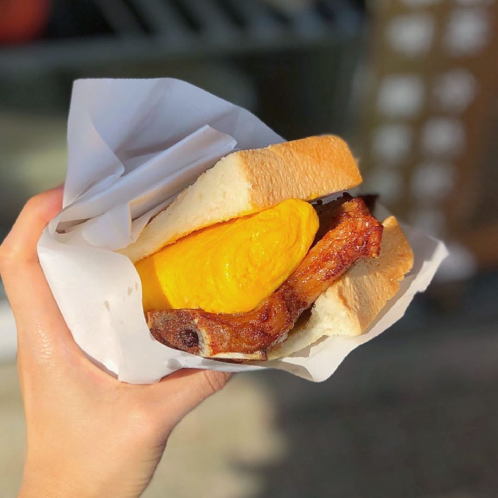 厚蛋豬扒治($34),中間夾著的雞蛋厚度約有2厘米,口感滑嫩。(ig@ eatdieus) 厚蛋豬扒治($34),中間夾著的雞蛋厚度約有2厘米,口感滑嫩。(ig@ eatdieus)