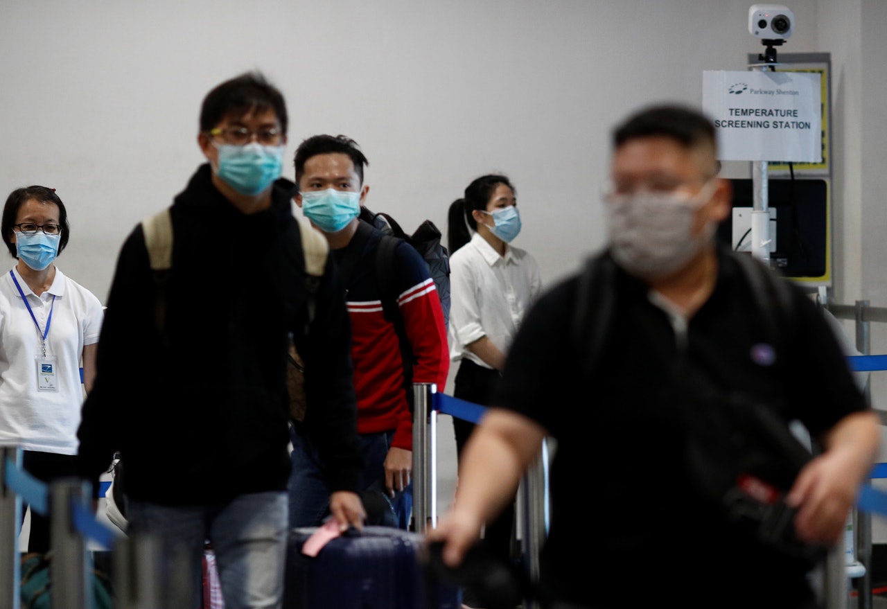圖為外國遊客在3月5日經過新加坡郵輪中心的體温檢測站(Reuters) 圖為外國遊客在3月5日經過新加坡郵輪中心的體温檢測站(Reuters)
