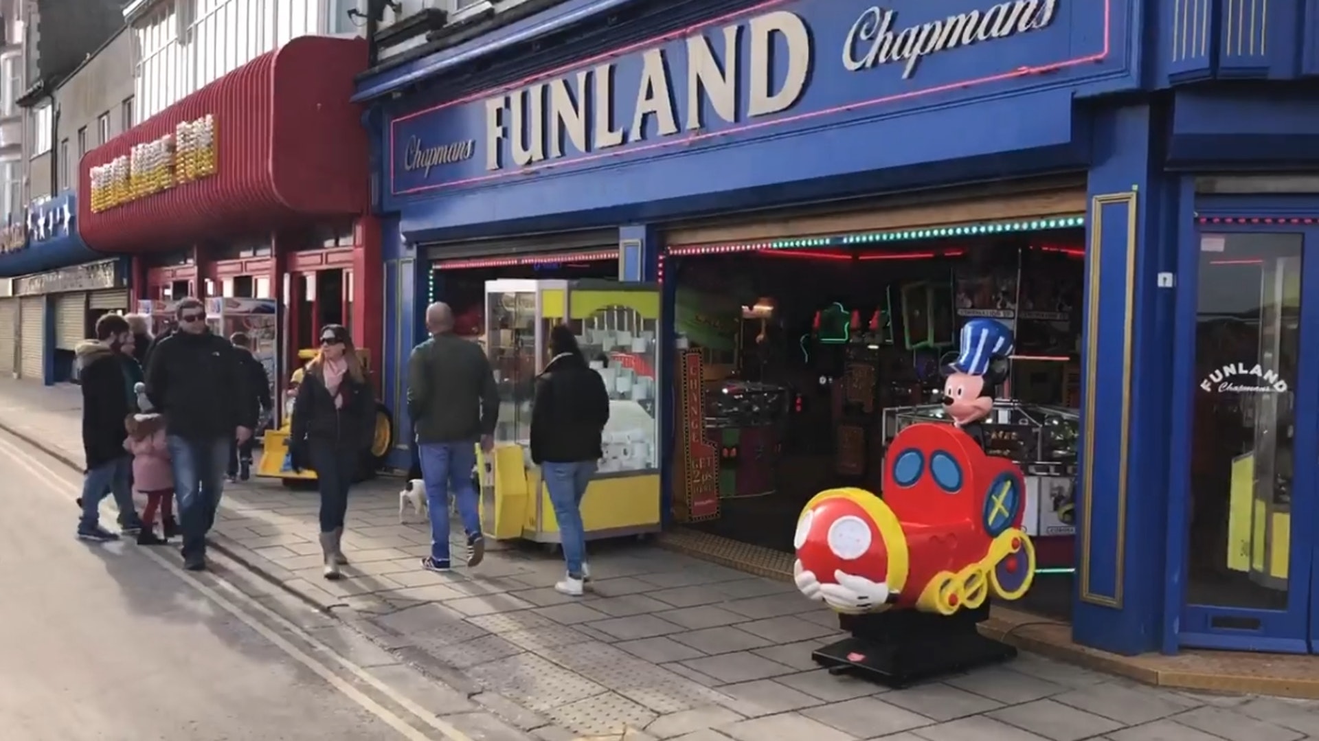 英遊戲機中心老闆將夾公仔機改造成「夾廁紙機」。(影片截圖:Facebook@Bridlington Echo) 英遊戲機中心老闆將夾公仔機改造成「夾廁紙機」。(影片截圖:Facebook@Bridlington Echo)