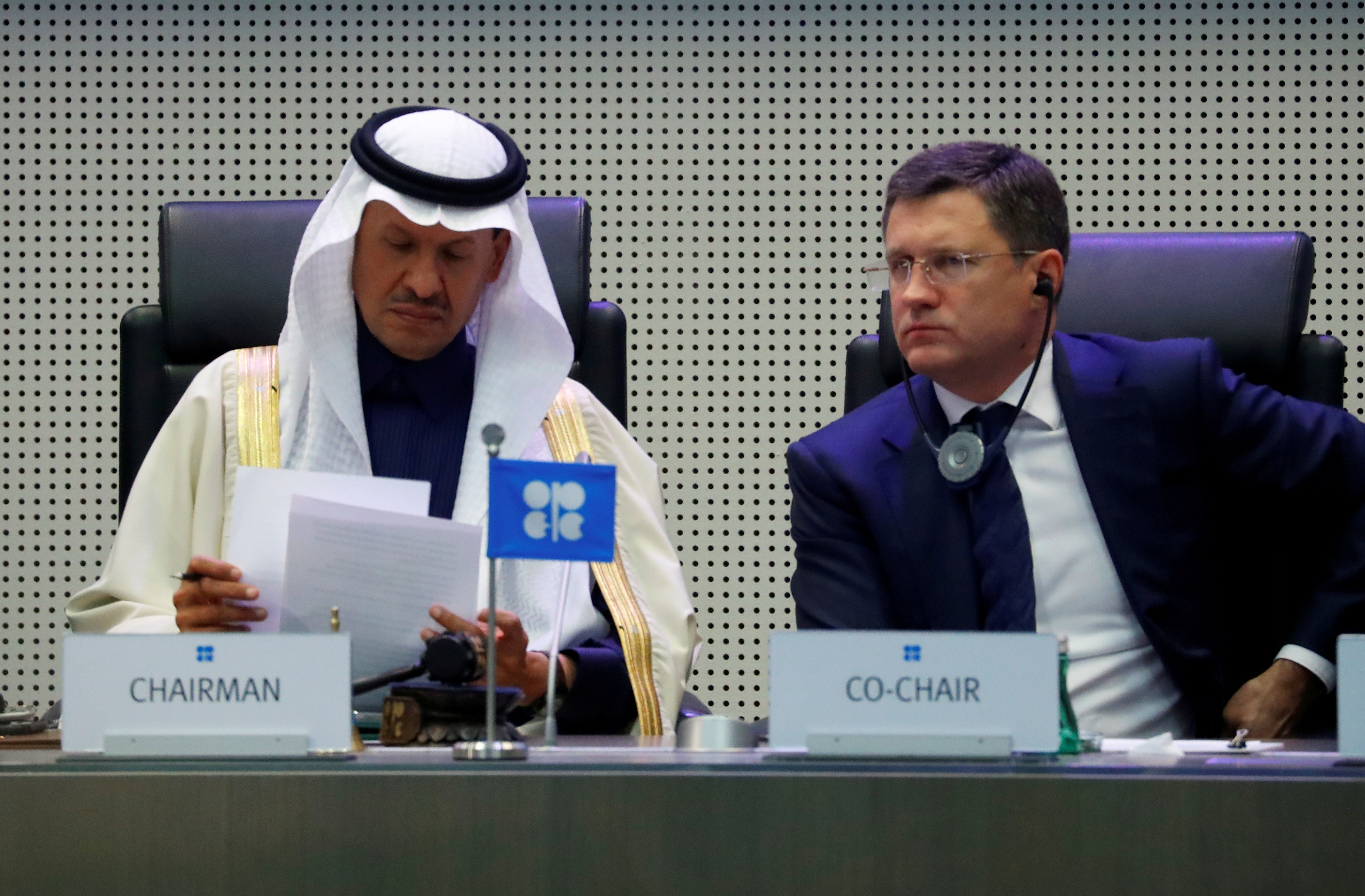 沙特能源部長阿卜杜勒阿齊茲（Abdulaziz bin Salman Al Saud）與俄羅斯能源部長諾瓦克（Alexander Novak）同場主持在維也納舉行的石油合作會議。（路透社）