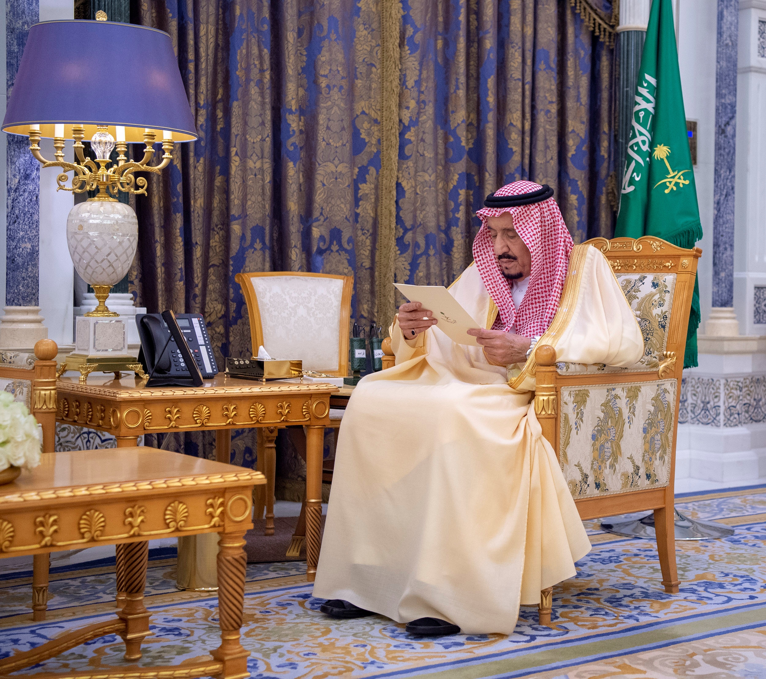 一張3月8日公布的沙特國王薩勒曼（Salman bin Abdulaziz）近照。在穆罕默德收押王親的新聞傳出後，外界一度盛傳薩勒曼病危的消息。（路透社）