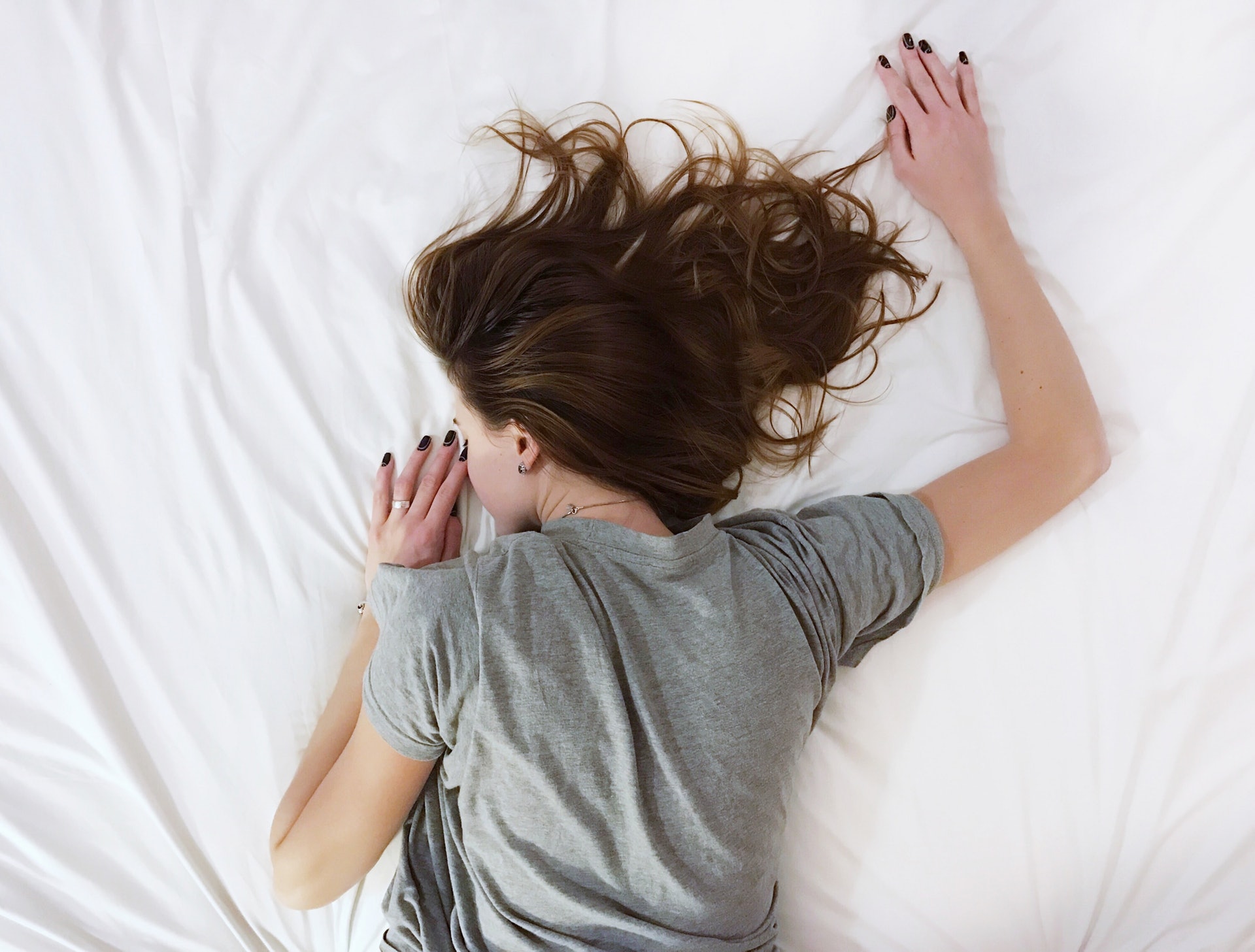 趴着睡對脊椎健康有影響。（Vladislav Muslakov/unsplash）