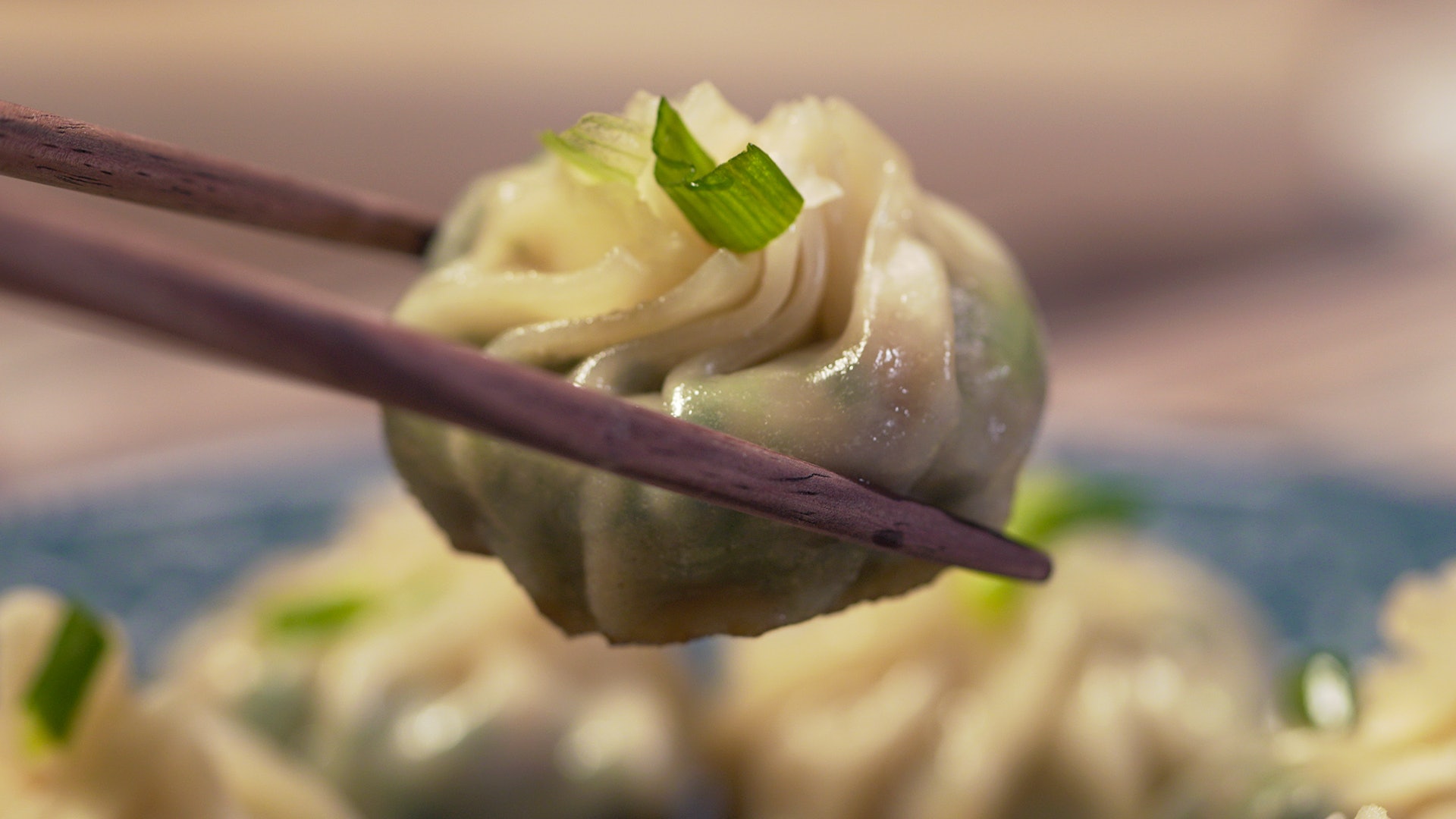 餃子皮生煎包比一般要搓麪糰的傳統生煎包,簡單易做,慳水慳力。 餃子皮生煎包比一般要搓麪糰的傳統生煎包,簡單易做,慳水慳力。