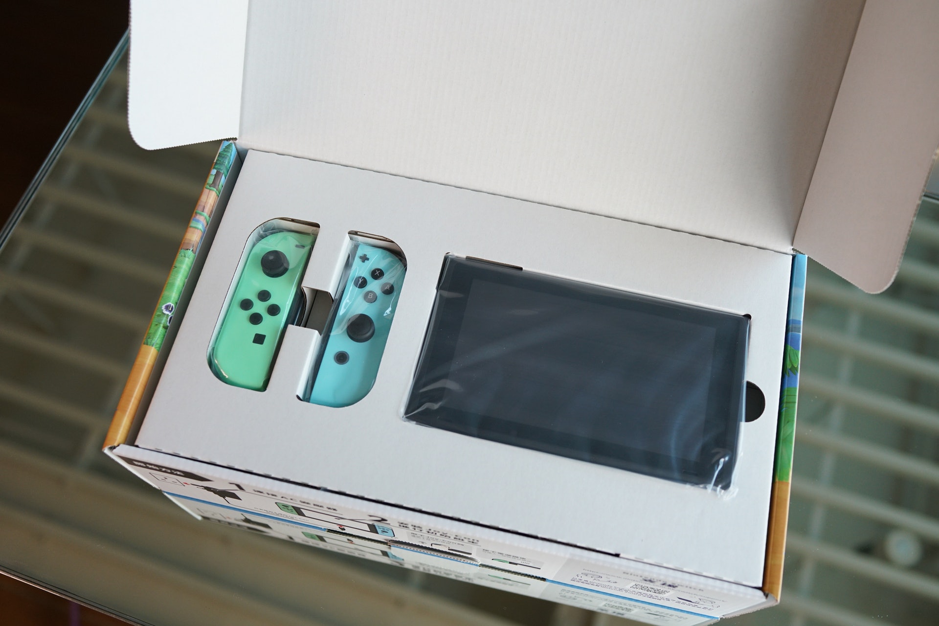 打開外盒,就可以看到左右Joy-Con及主機(林勇攝) 打開外盒,就可以看到左右Joy-Con及主機(林勇攝)