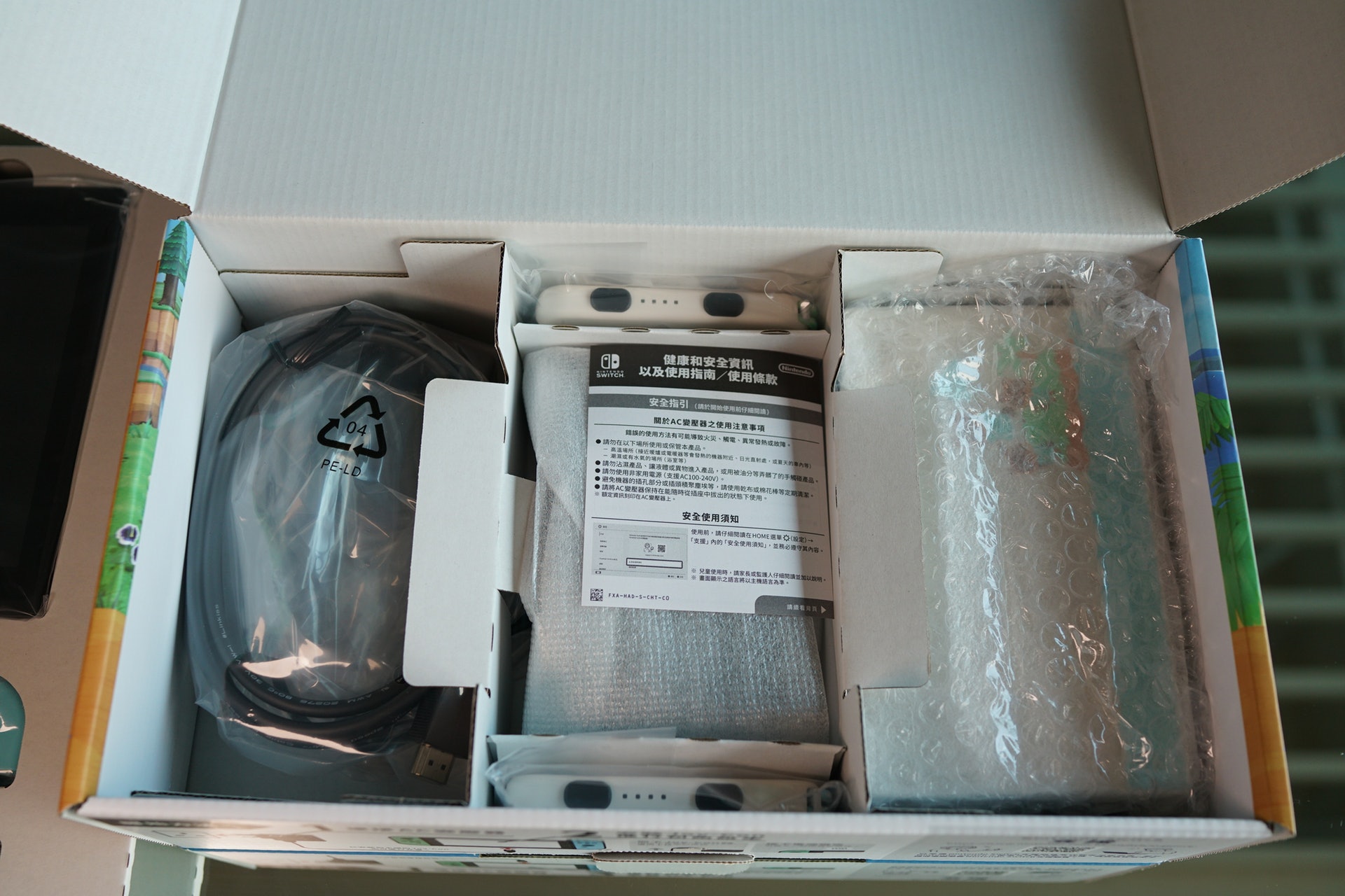 再拎開上層,便可以看到下層的docking、充電器、HDMI線等配件(林勇攝) 再拎開上層,便可以看到下層的docking、充電器、HDMI線等配件(林勇攝)