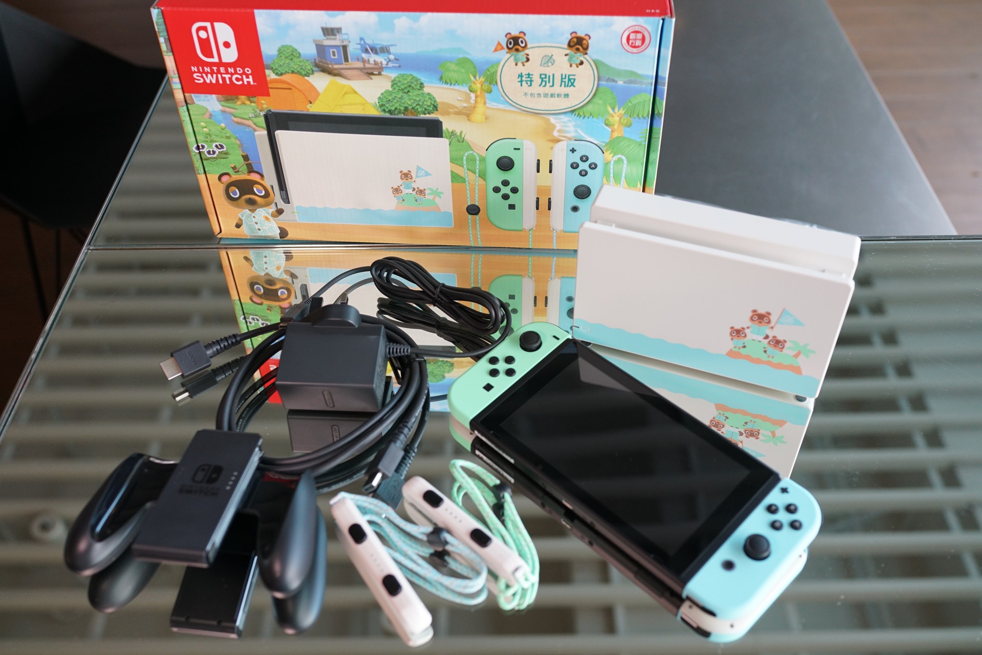 基本上跟一般原版Switch跟的配件一樣(林勇攝) 基本上跟一般原版Switch跟的配件一樣(林勇攝)