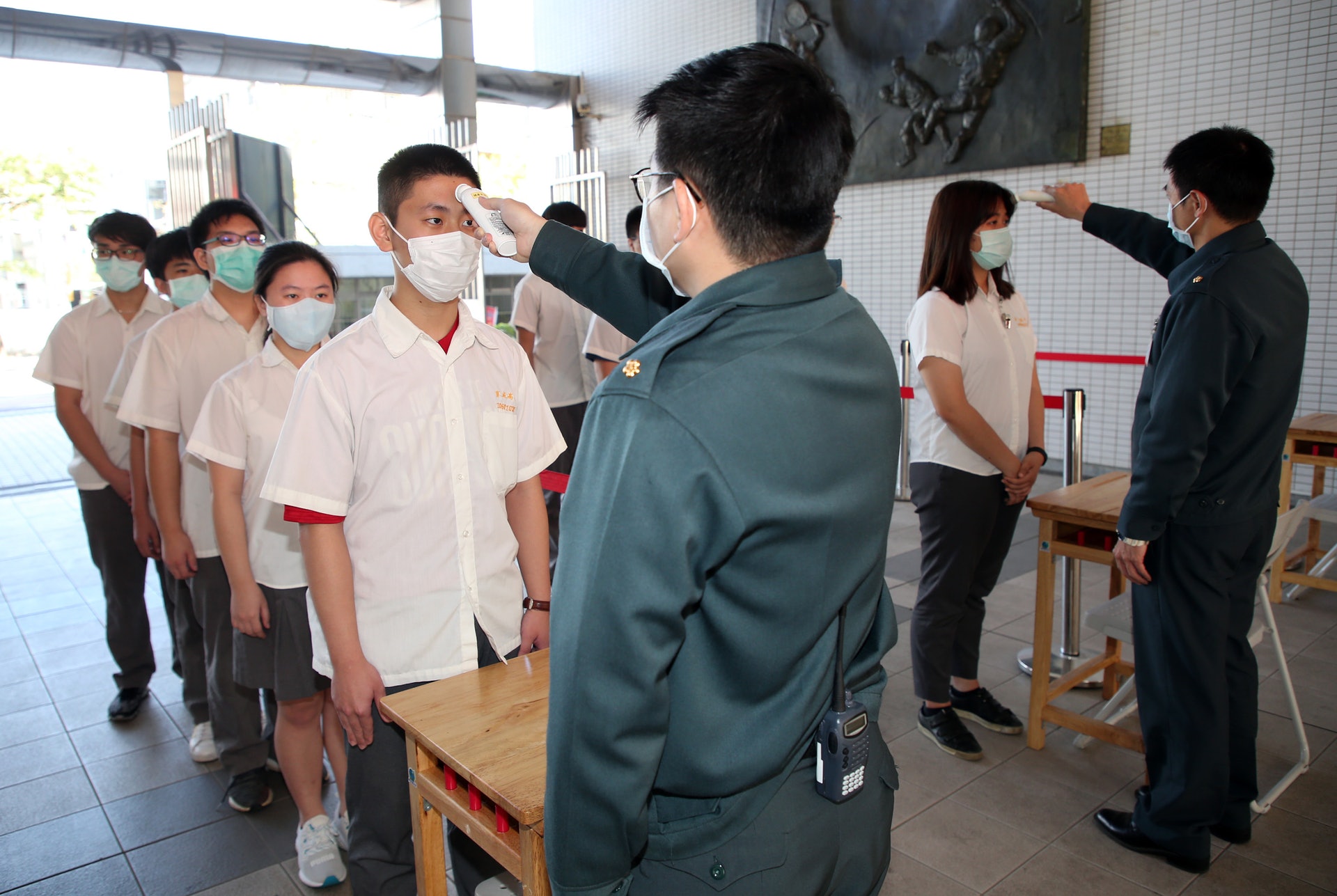 為因應新冠肺炎襲來,台灣各中小學也紛紛量測起學生的體温。(中央社) 為因應新冠肺炎襲來,台灣各中小學也紛紛量測起學生的體温。(中央社)