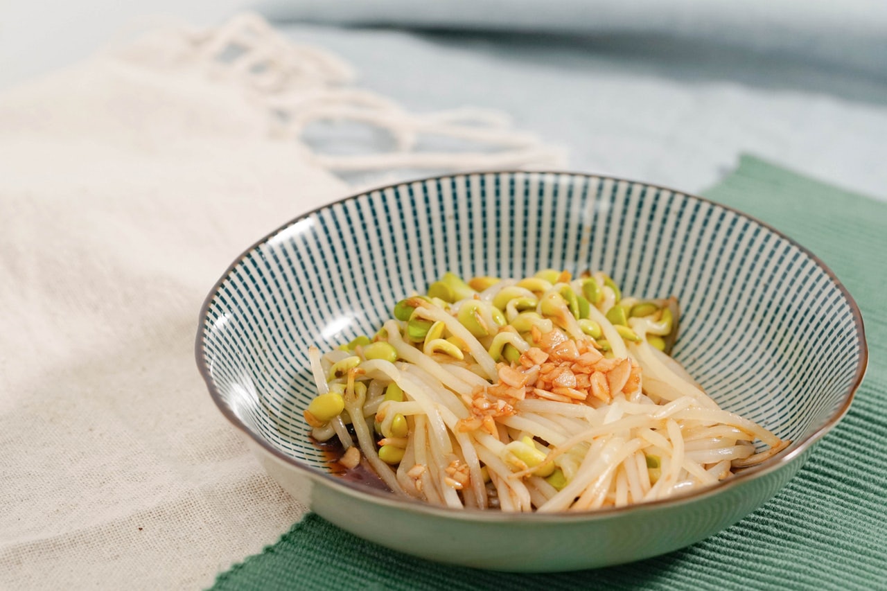 芽菜｜芽菜含天門冬胺酸、鉀、鈣、維他命等營養，和豆類相同，發芽後還增加了有助抗氧化的維他命C和澱粉酶，提升整腸力，其非水溶性膳食纖維亦有效幫助腸內醣質和脂質排出體外。（資料圖片）