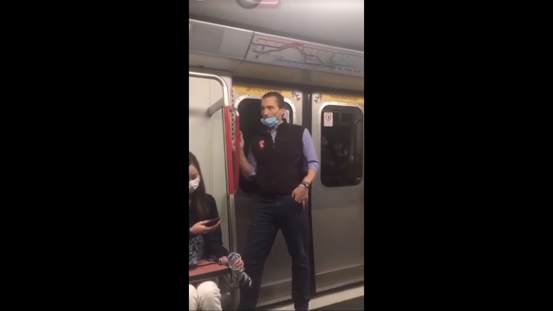 網上片段顯示一名外籍男子在港鐵車廂內拉開口罩，疑用手指沾口水再抹在扶手上。（「傑出男公關」FB片段截圖）