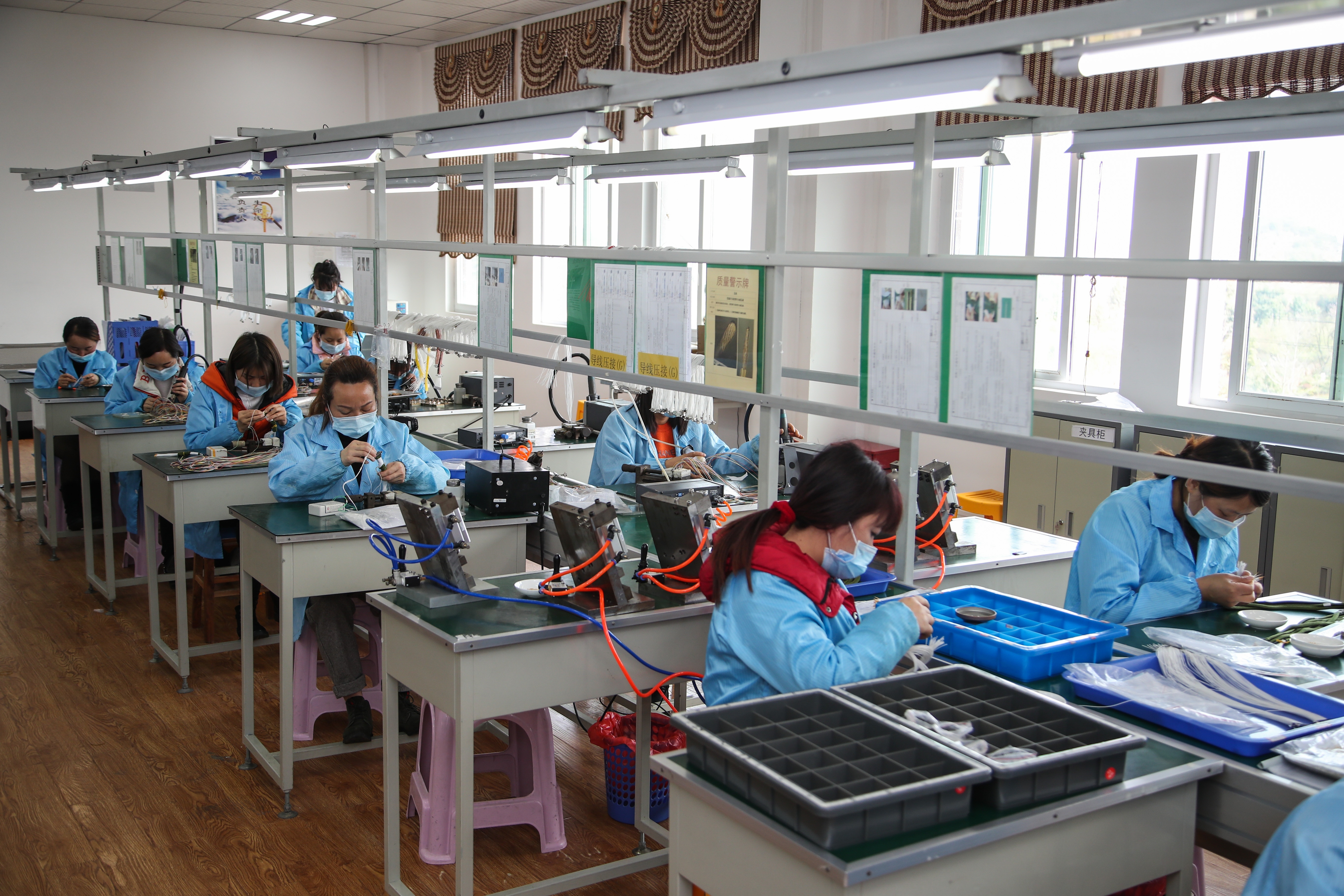 3月6日，貴州省貴安新區高端裝備製造產業園內一企業開工實況。（中新社）