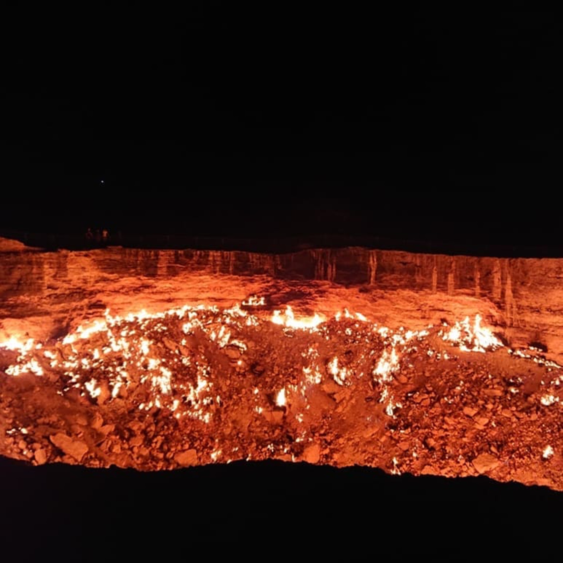 【地獄之門】位於中亞的土庫曼,國土有70%是卡拉庫姆沙漠,而「地獄之門」就隱身於土庫曼的小村落「達瓦札」當中。關於這項奇景的由來,要追述到1971年,當時正進行石油與天然氣鑽探調查,調查過程中卻意外發生塌陷狀況,因此才留下了這個直徑50 ∼ 100m 的巨大洞穴。(IG@whs_bordercrosser) 【地獄之門】位於中亞的土庫曼,國土有70%是卡拉庫姆沙漠,而「地獄之門」就隱身於土庫曼的小村落「達瓦札」當中。關於這項奇景的由來,要追述到1971年,當時正進行石油與天然氣鑽探調查,調查過程中卻意外發生塌陷狀況,因此才留下了這個直徑50 ∼ 100m 的巨大洞穴。(IG@whs_bordercrosser)