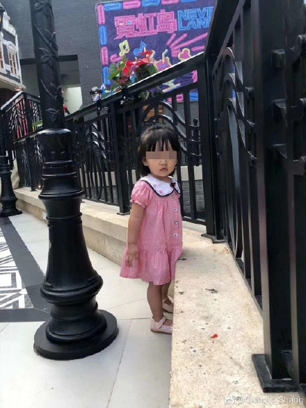 遇害的女童僅得2歲，父母非常悲痛。（網圖片）