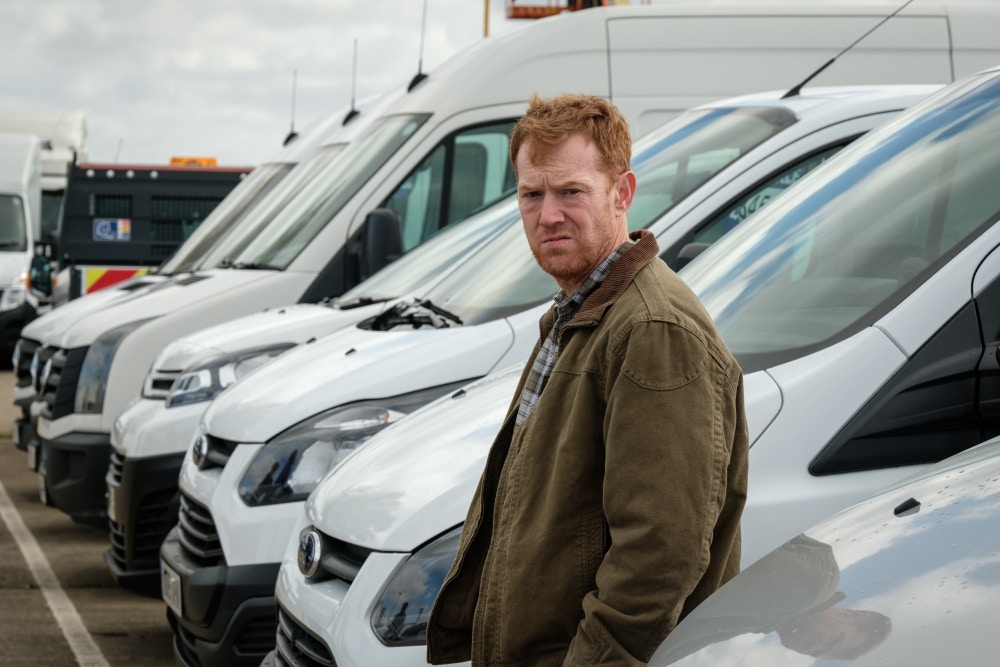 《对不起，错过你》男主角力基收入不高，又因为金融海啸负债，不得已加入速递公司做货运司机。（《对不起，错过你》剧照）