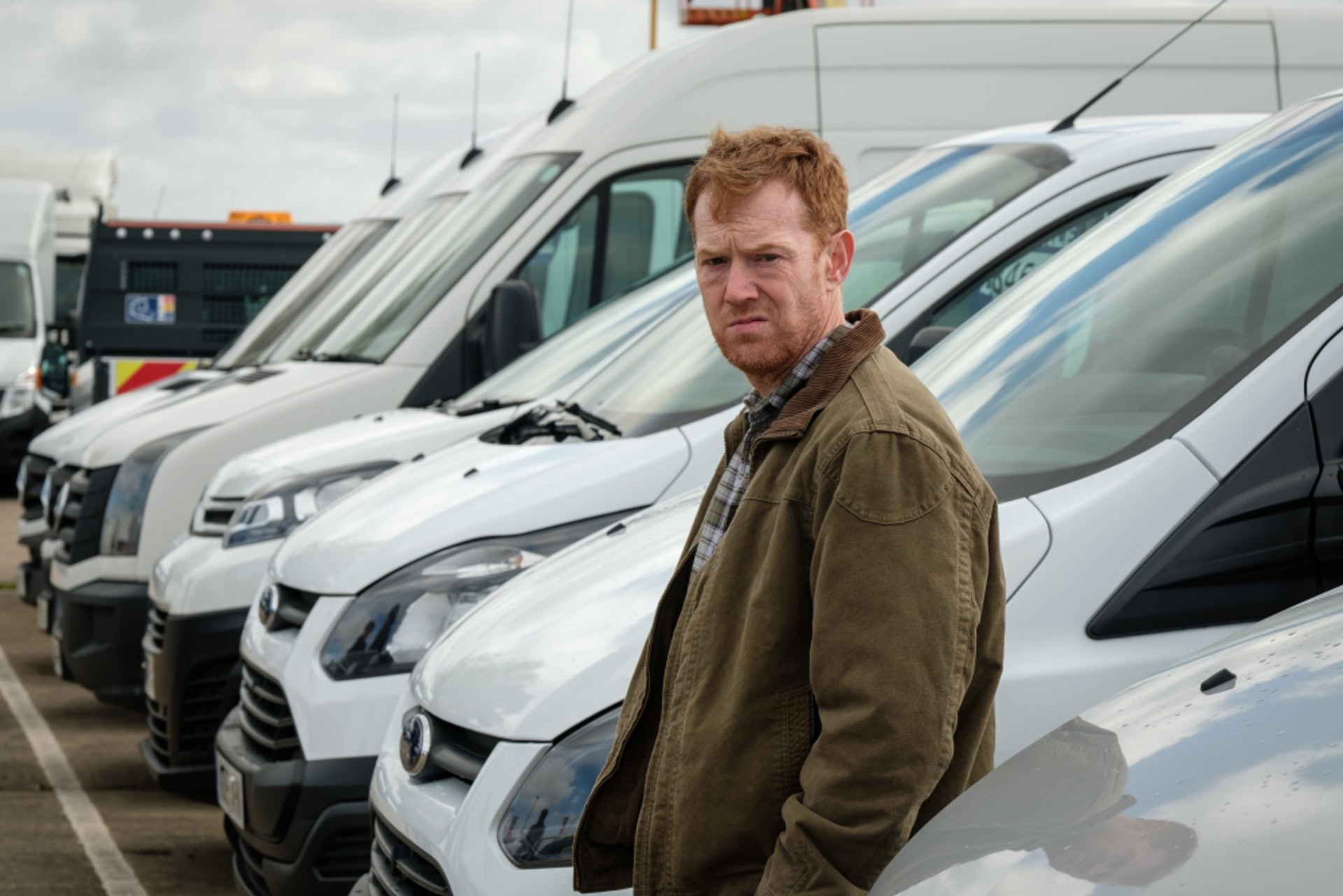 《對不起,錯過你》男主角力基收入不高,又因為金融海嘯負債,不得已加入速遞公司做貨運司機。(《對不起,錯過你》劇照) 《對不起,錯過你》男主角力基收入不高,又因為金融海嘯負債,不得已加入速遞公司做貨運司機。(《對不起,錯過你》劇照)