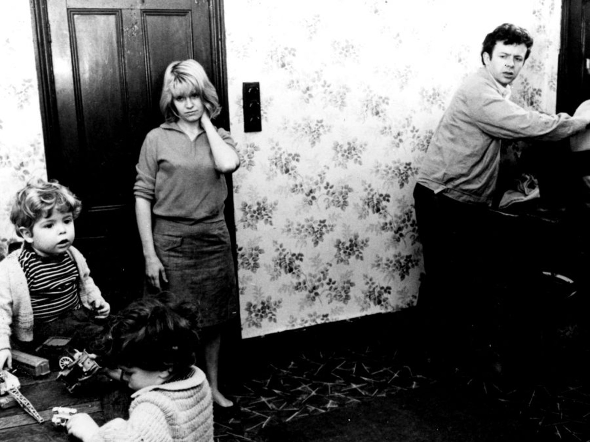 堅盧治拍攝單集《嘉芙回家》轟動全國,引發觀眾留意居住問題,以及無家可歸的露宿者面臨的困境。(《嘉芙回家》劇照) 堅盧治拍攝單集《嘉芙回家》轟動全國,引發觀眾留意居住問題,以及無家可歸的露宿者面臨的困境。(《嘉芙回家》劇照)