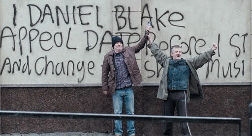 《我，不低头》讨论低收入阶层在英国政府的官僚作风和不近人情之下所遭遇的屈辱，批判英国福利制度的弊病。（《我，不低头》剧照）