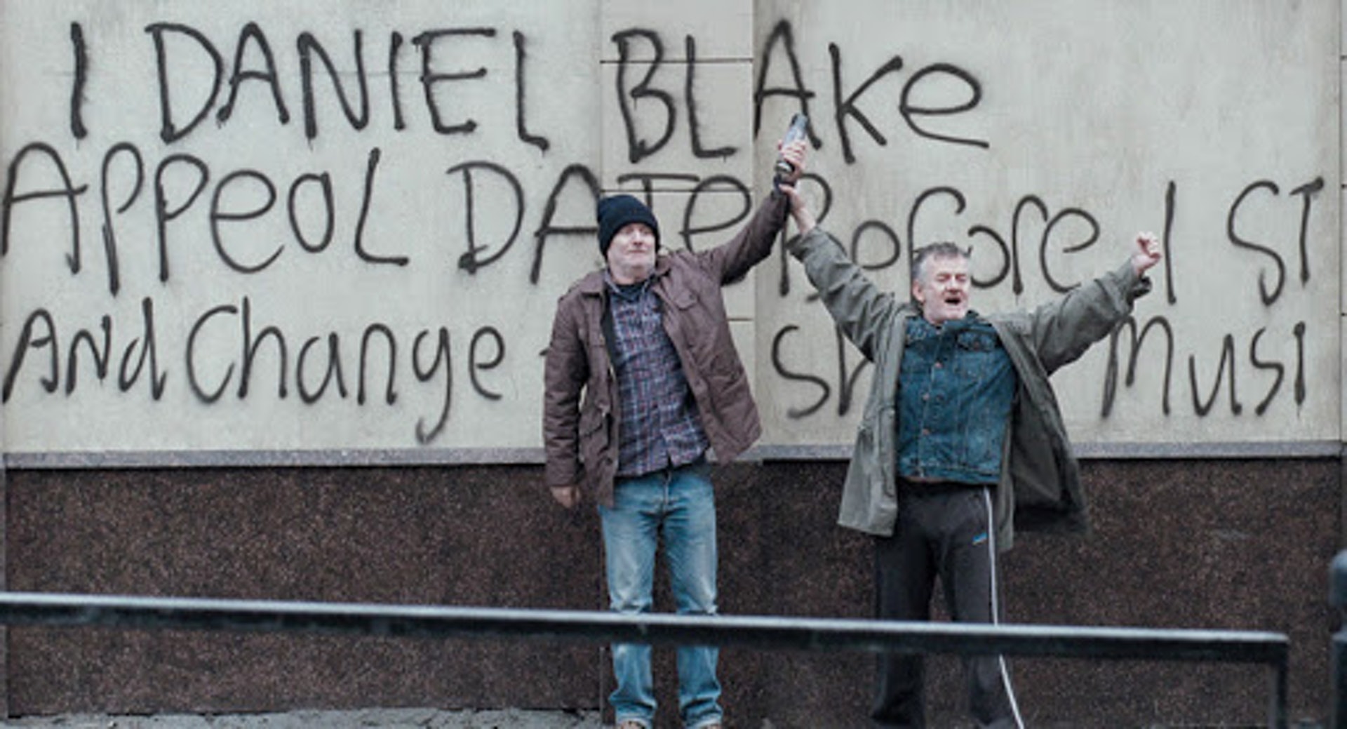 《我,不低頭》討論低收入階層在英國政府的官僚作風和不近人情之下所遭遇的屈辱,批判英國福利制度的弊病。(《我,不低頭》劇照) 《我,不低頭》討論低收入階層在英國政府的官僚作風和不近人情之下所遭遇的屈辱,批判英國福利制度的弊病。(《我,不低頭》劇照)