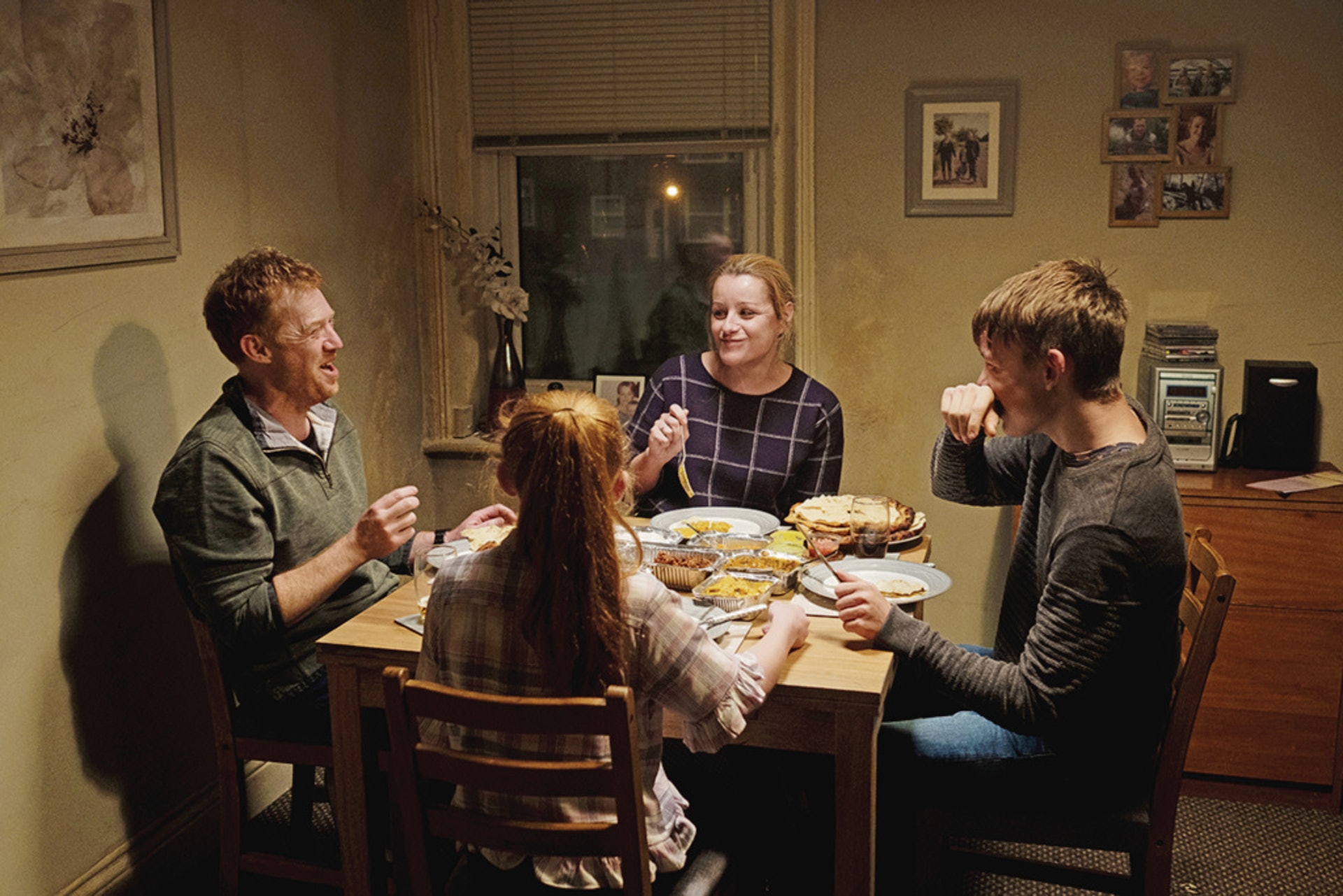 堅盧治讓攝影機冷靜地放在一旁,悄無聲息地觀察着這些主角的生活。(《對不起,錯過你》劇照) 堅盧治讓攝影機冷靜地放在一旁,悄無聲息地觀察着這些主角的生活。(《對不起,錯過你》劇照)