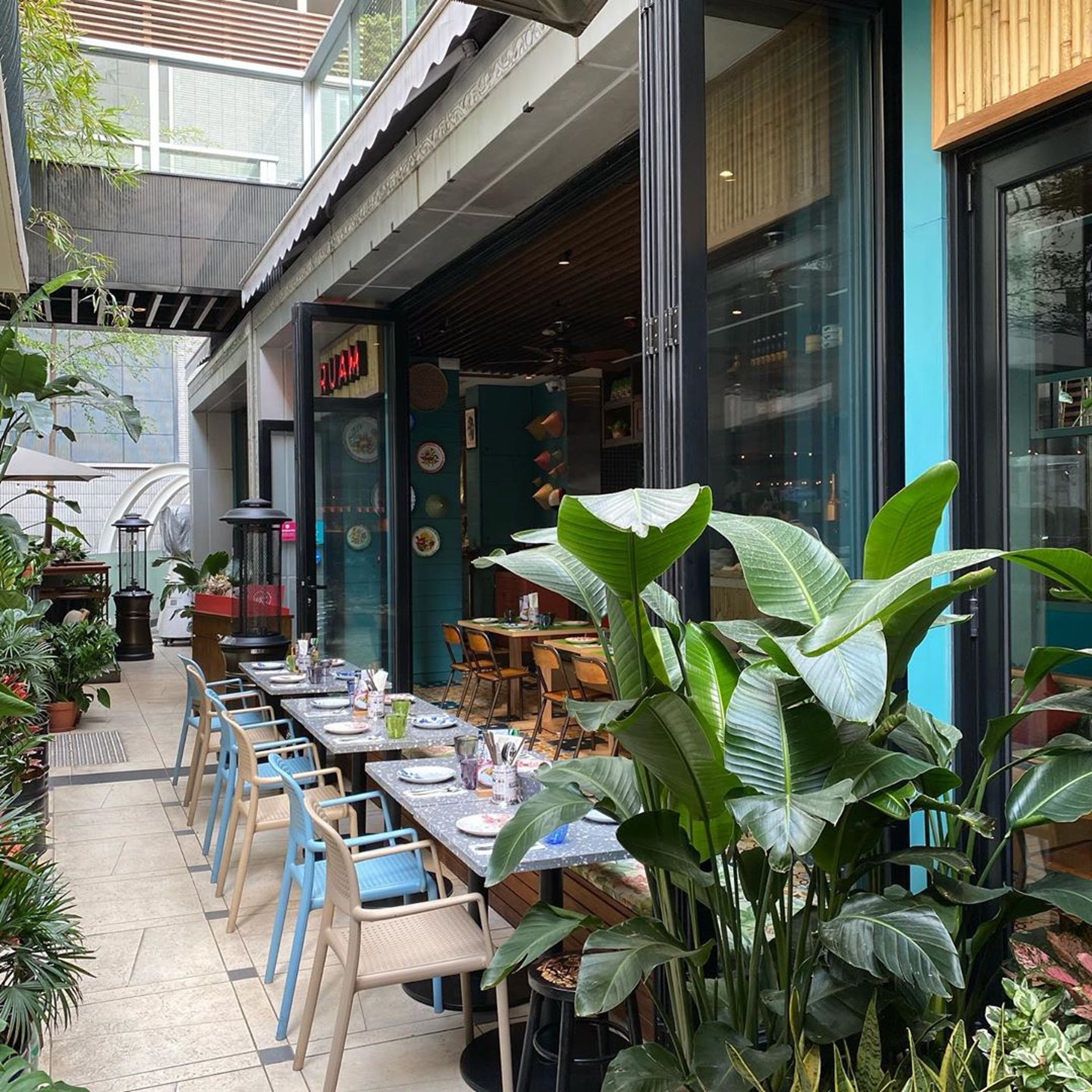 香港好去處 16間露天餐廳合集必試灣仔apt Coffee 65自選多士 香港01 食玩買